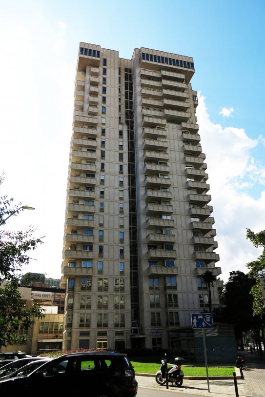 200 Edificio Atalaya, Avda. Diagonal 523 (Barcelona), desde la c. Debe y Mata