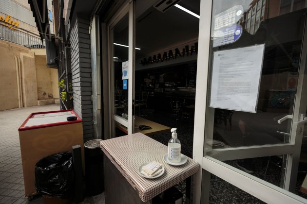 Un bar cerrado por la crisis con hielo|gel hidroalcohòlic en la puerta. Foto: Sergi Alcazar