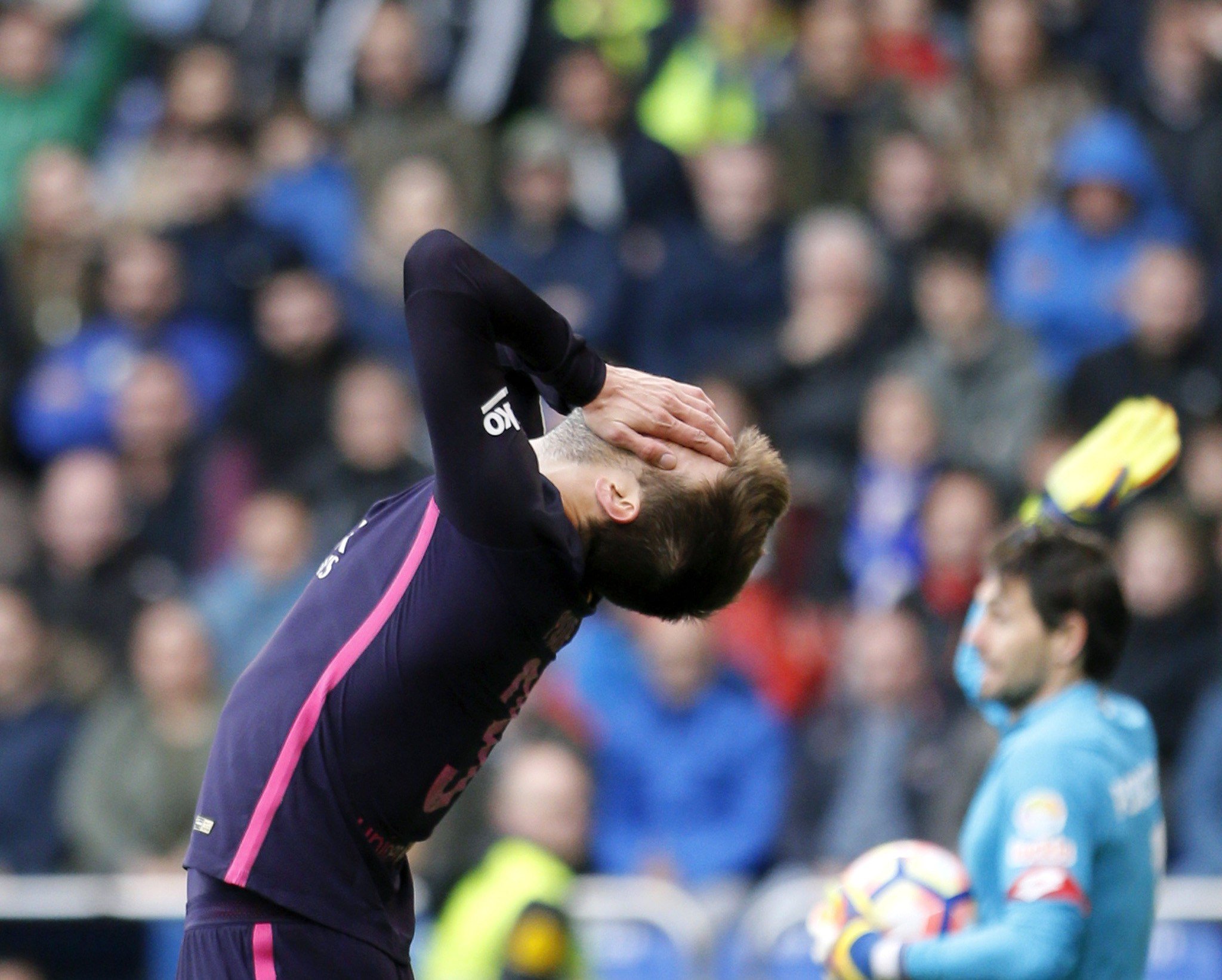 Piqué, estupefacto ante el segundo gol del Madrid