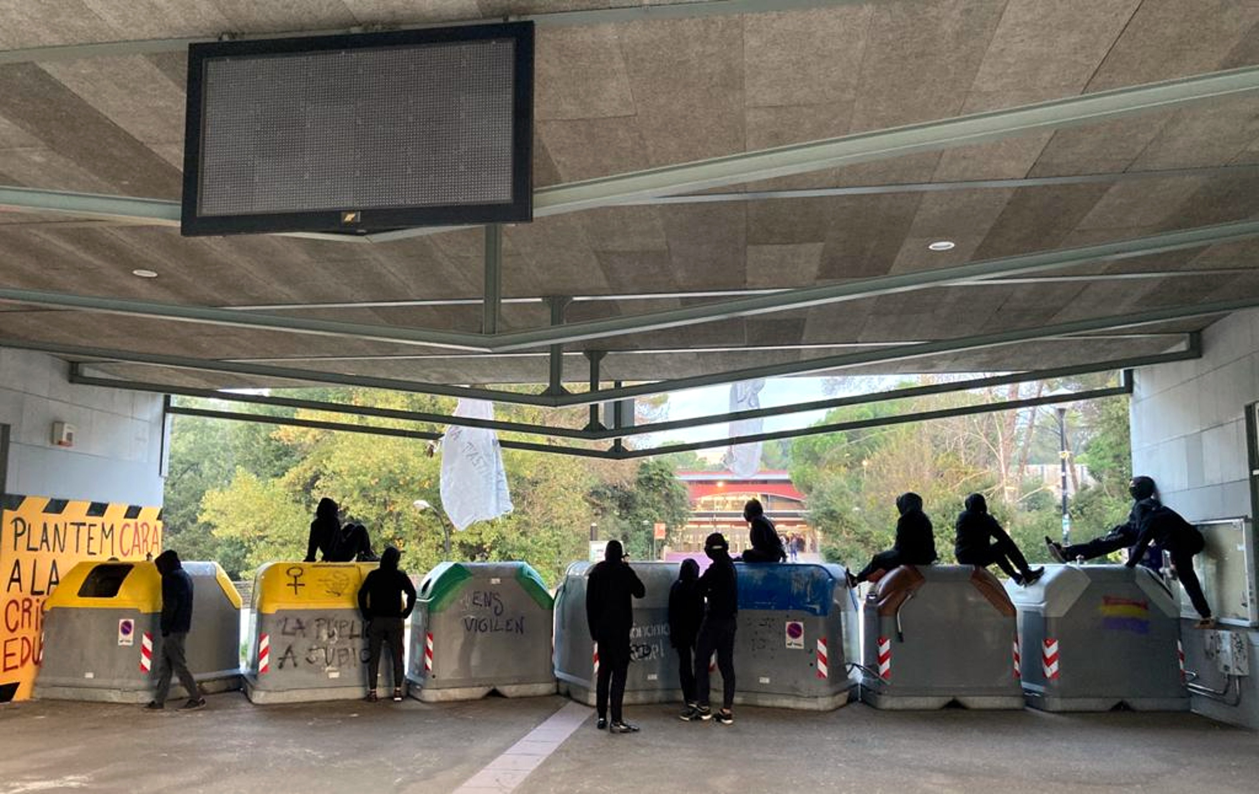 Tallen els accessos a la UAB en una jornada de vaga prèvia a la general de demà