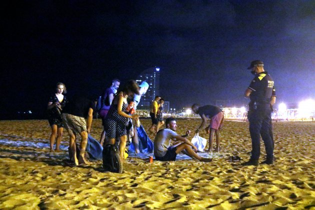 botellón playa barcelona coronavirus guardia urbana - acn