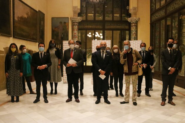 Fotografia de família de les autoritats presents al lliurament del 52è Premi d'Honor de les Lletres Catalanes/ACN
