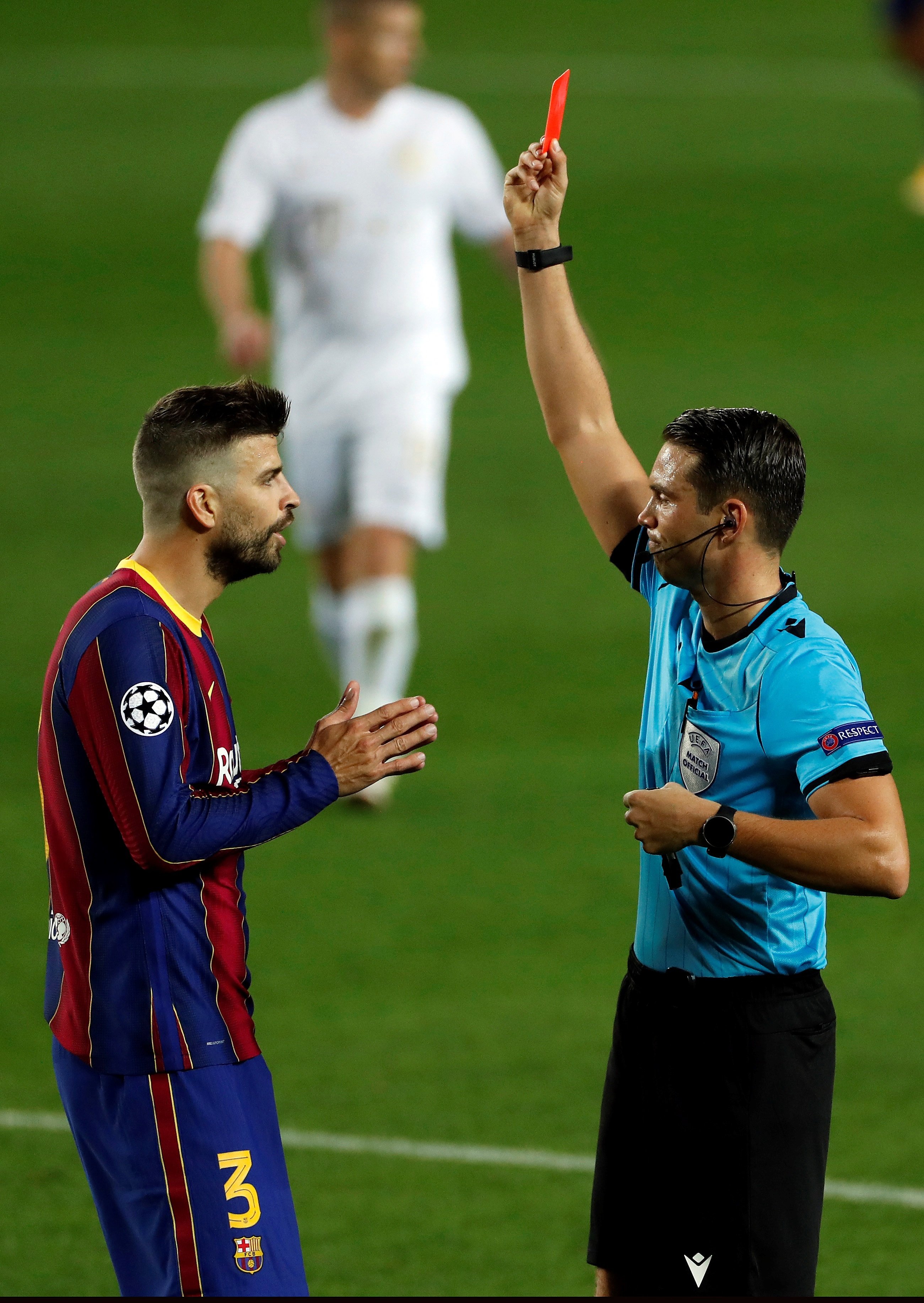 El árbitro del Barça-Betis se las tuvo con Piqué: "no me apuntes con el dedito"