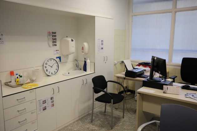 covid-19 coronavirus cap manso consulta metge visita medica sala d'espera - Sergi Alcàzar