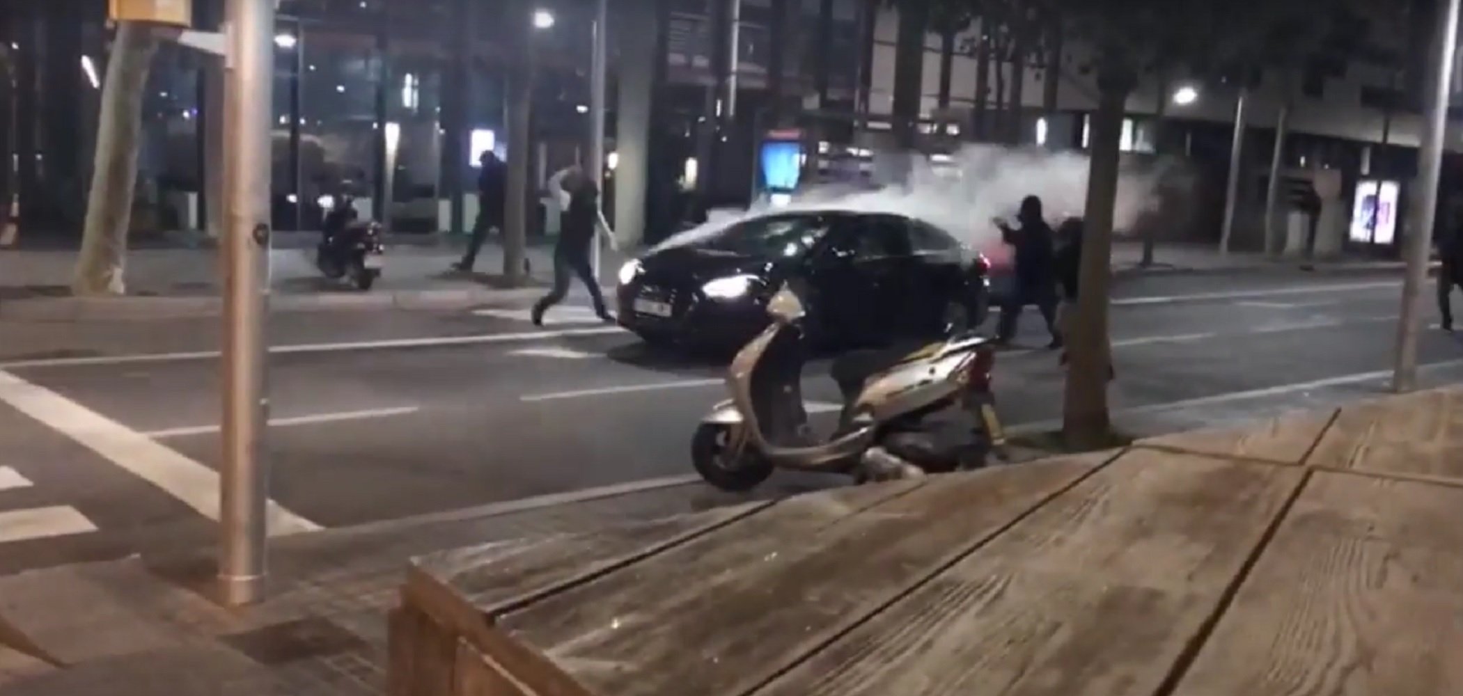 Vídeo: Agressió a un vehicle amb xofer durant el Mobile
