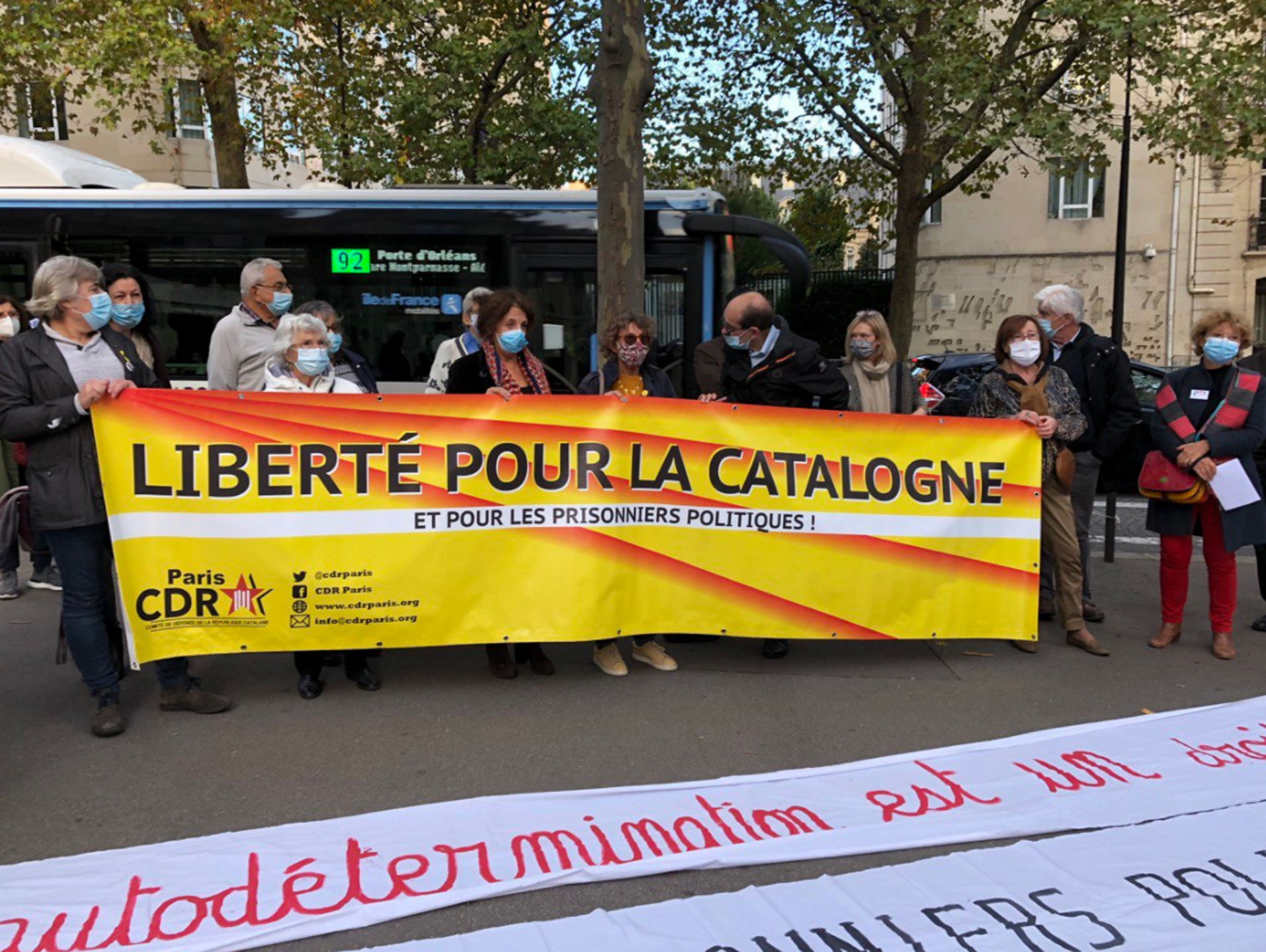 Protesta 'indepe' davant l'ambaixada d'Espanya a París (amb suport cors)