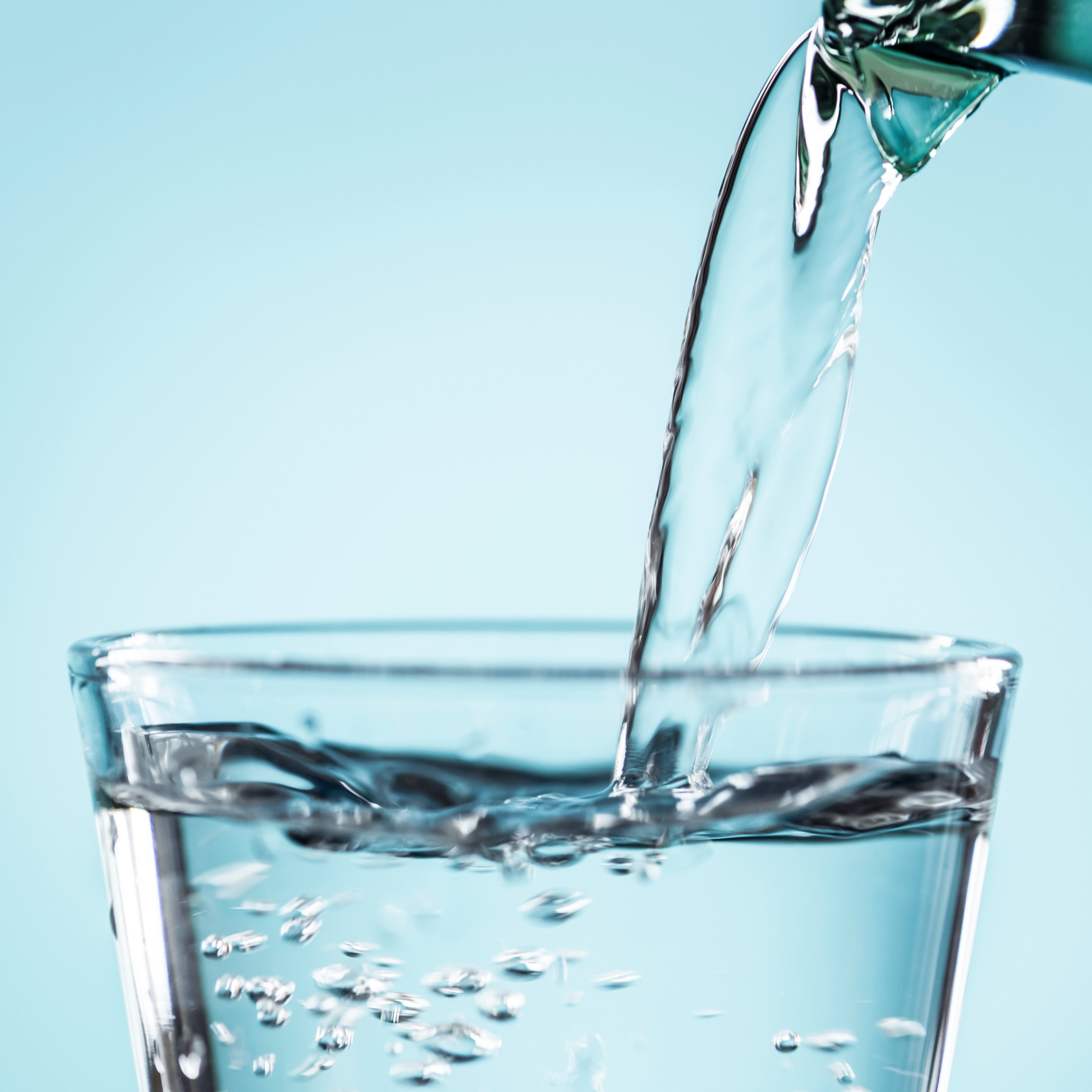 ¿Cuánta agua debemos beber al día?