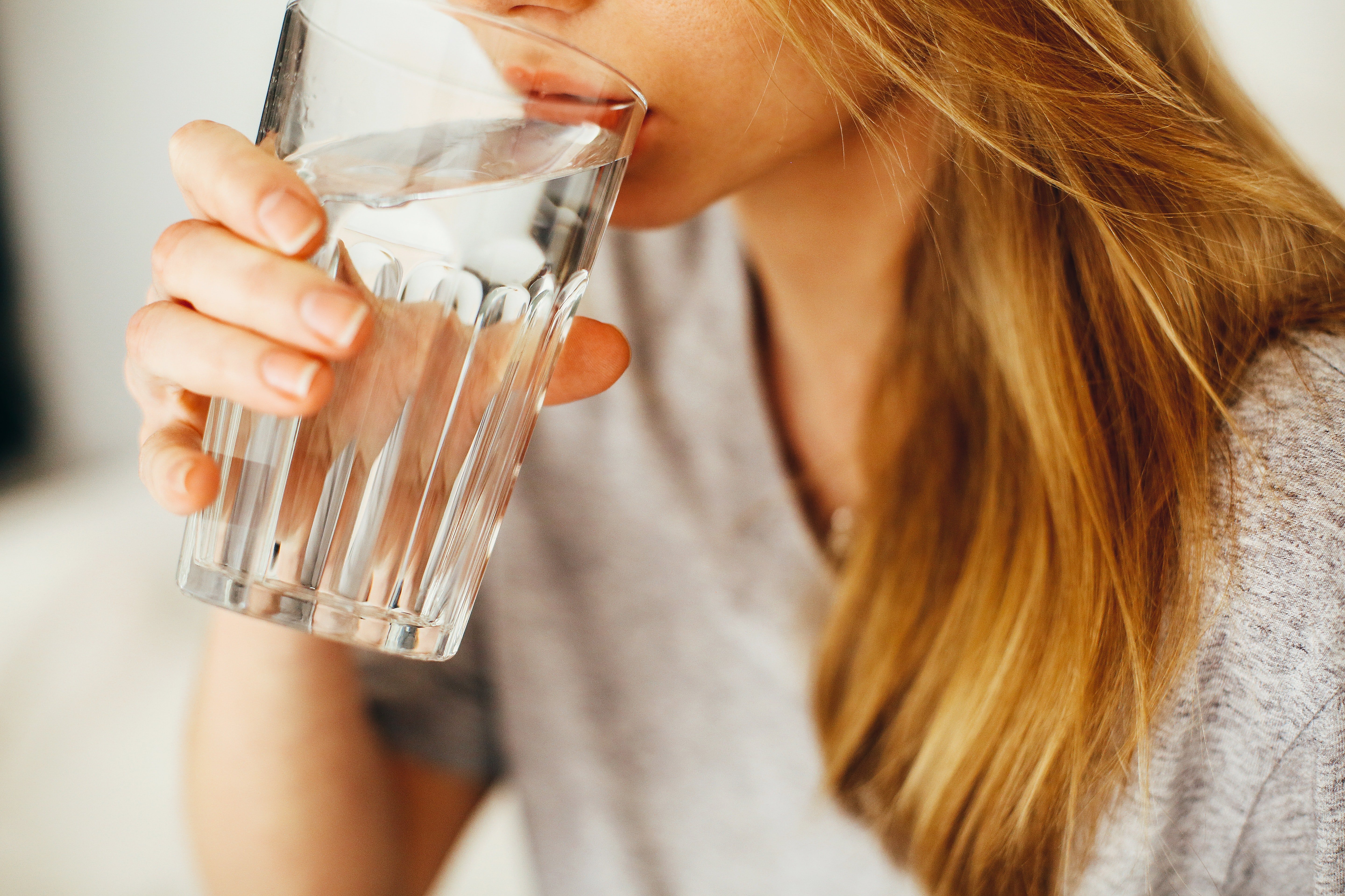 Mujer bebiendo agua