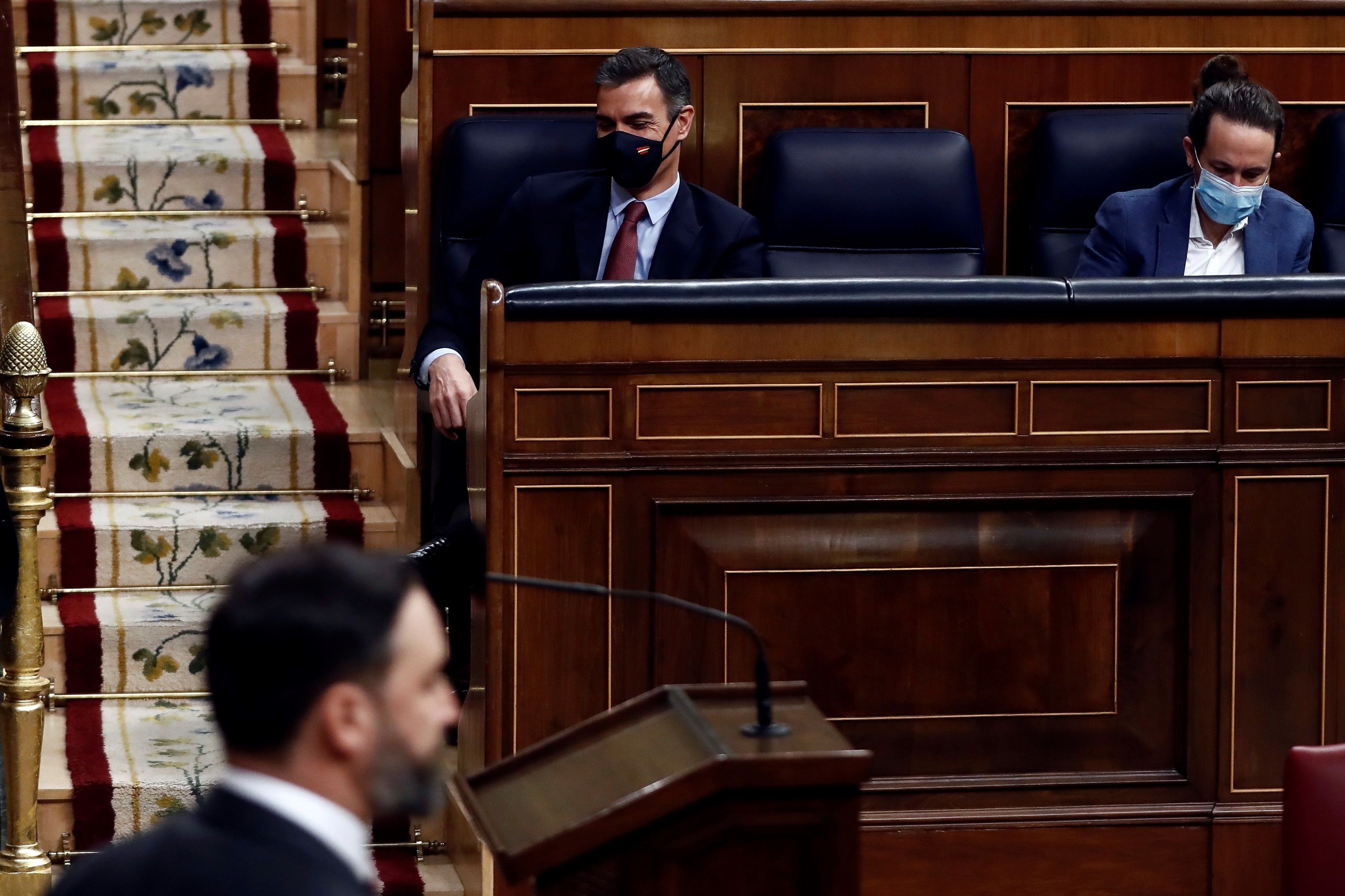 La moción de Vox indulta a Sánchez y acaba en divorcio entre Casado y Abascal