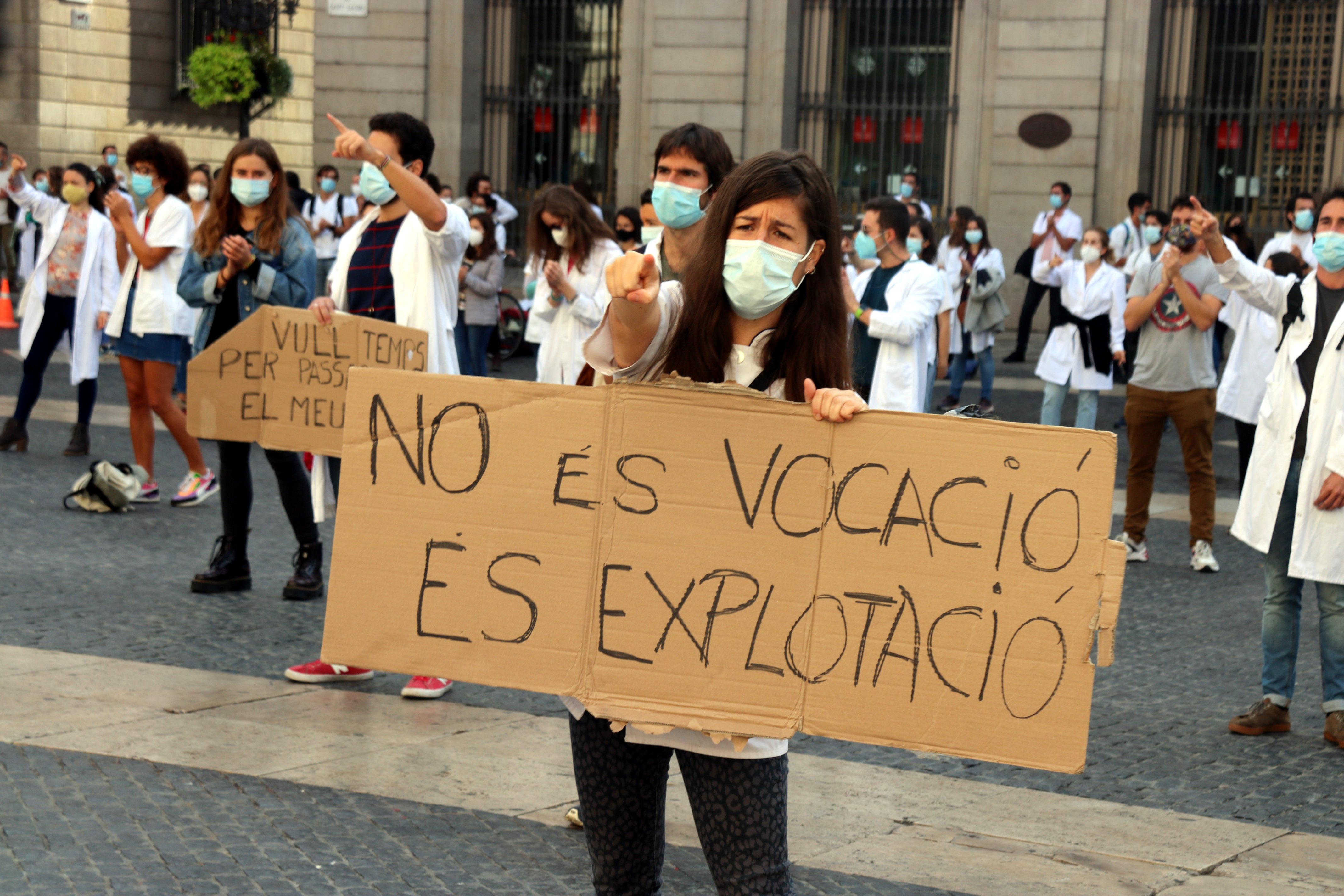 Els MIR aconsegueixen millores retributives i desconvoquen la vaga