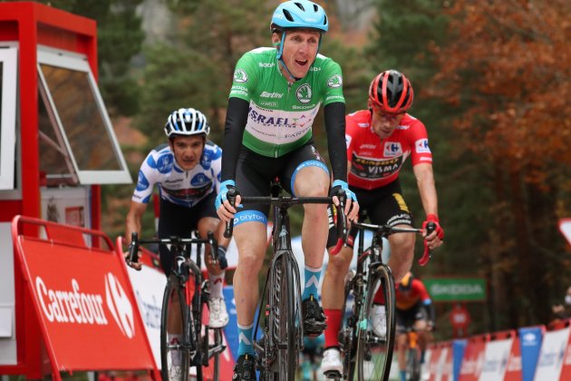 Dan Martin (c), del Israel Start Up Nation tras ganar la tercera etapa de la Vuelta a España