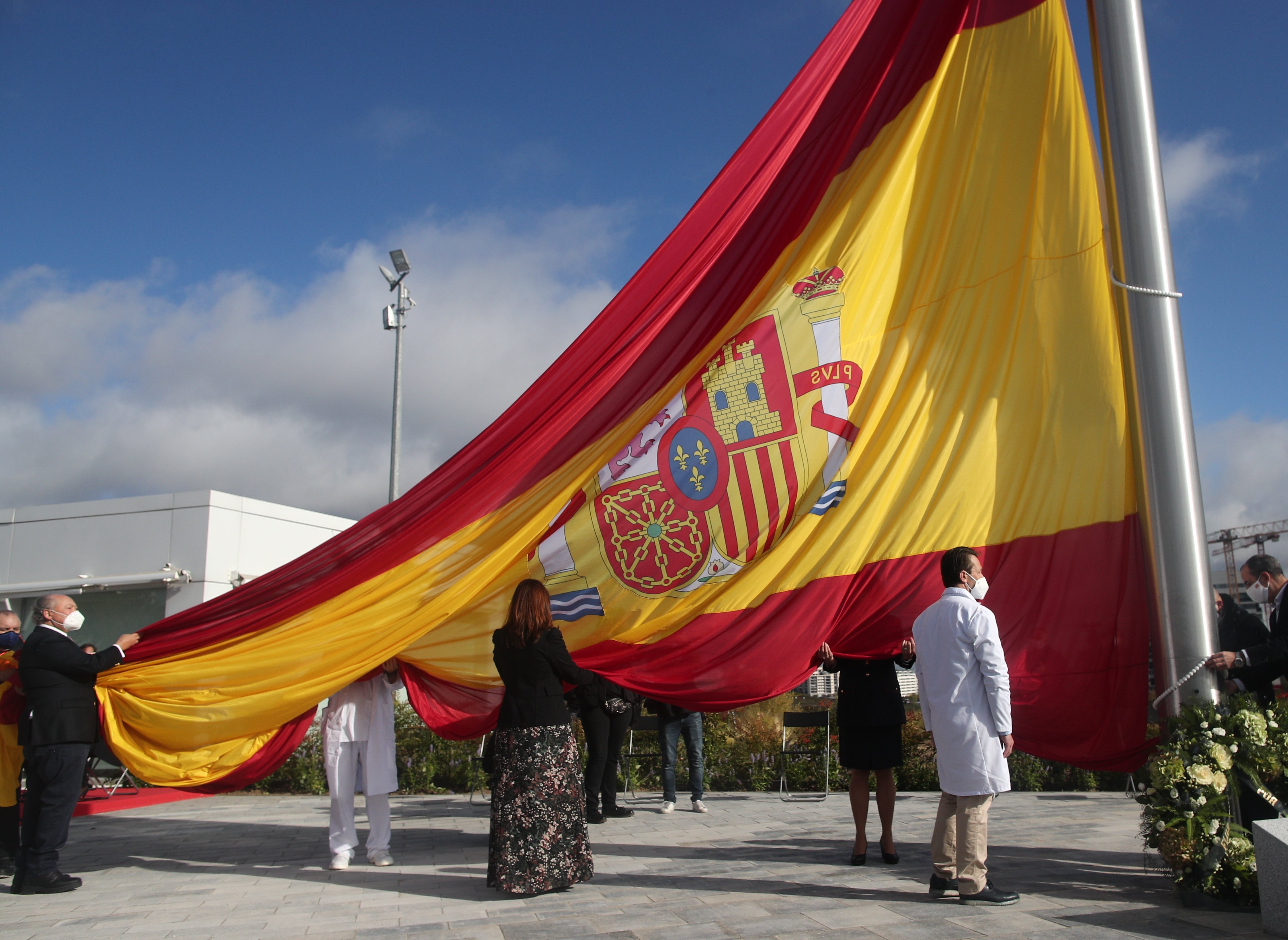 Madrid: Dades desastroses de coronavirus, la bandera espanyola més gran