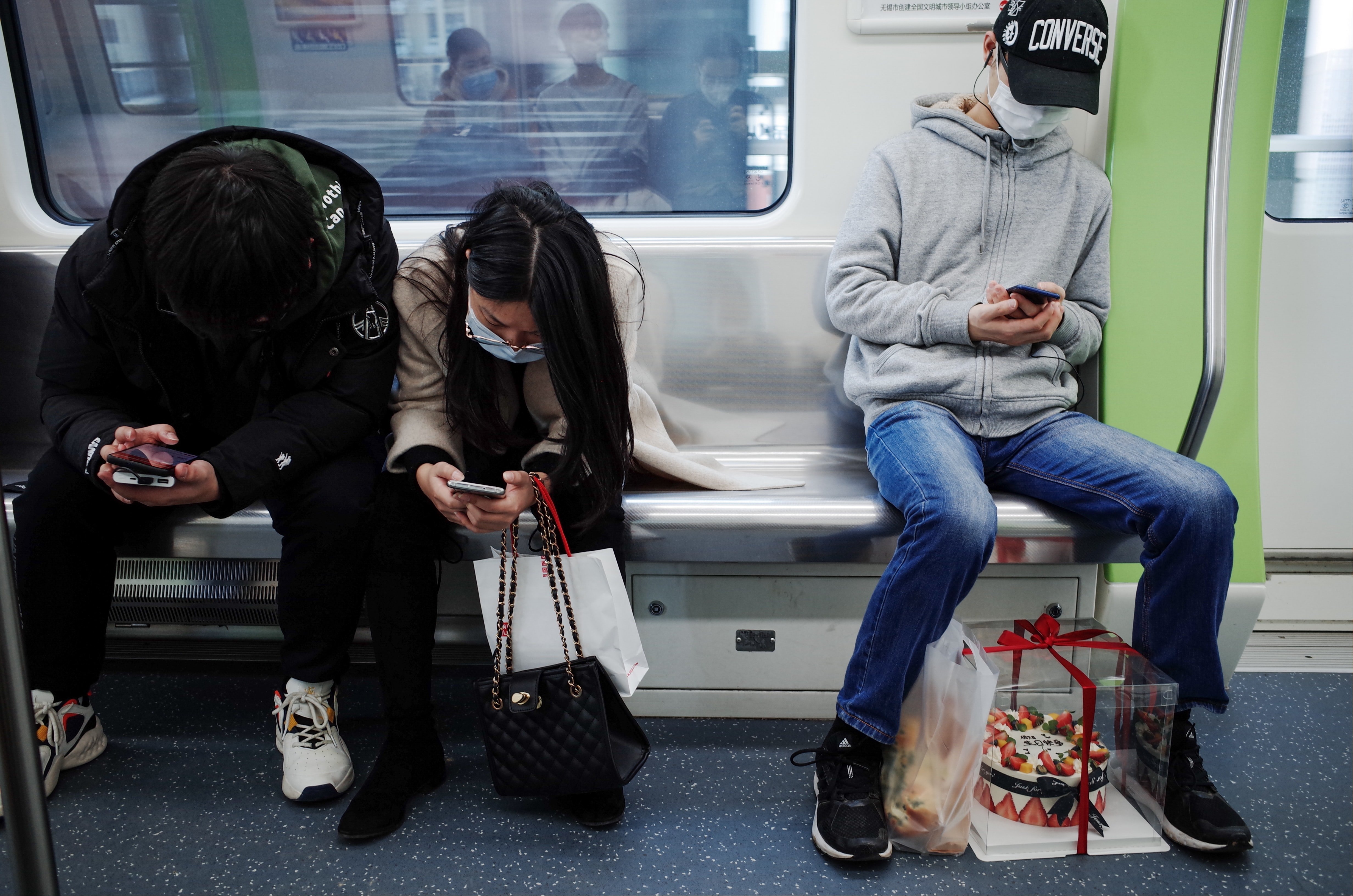 Gent amb màscares al metro|metre