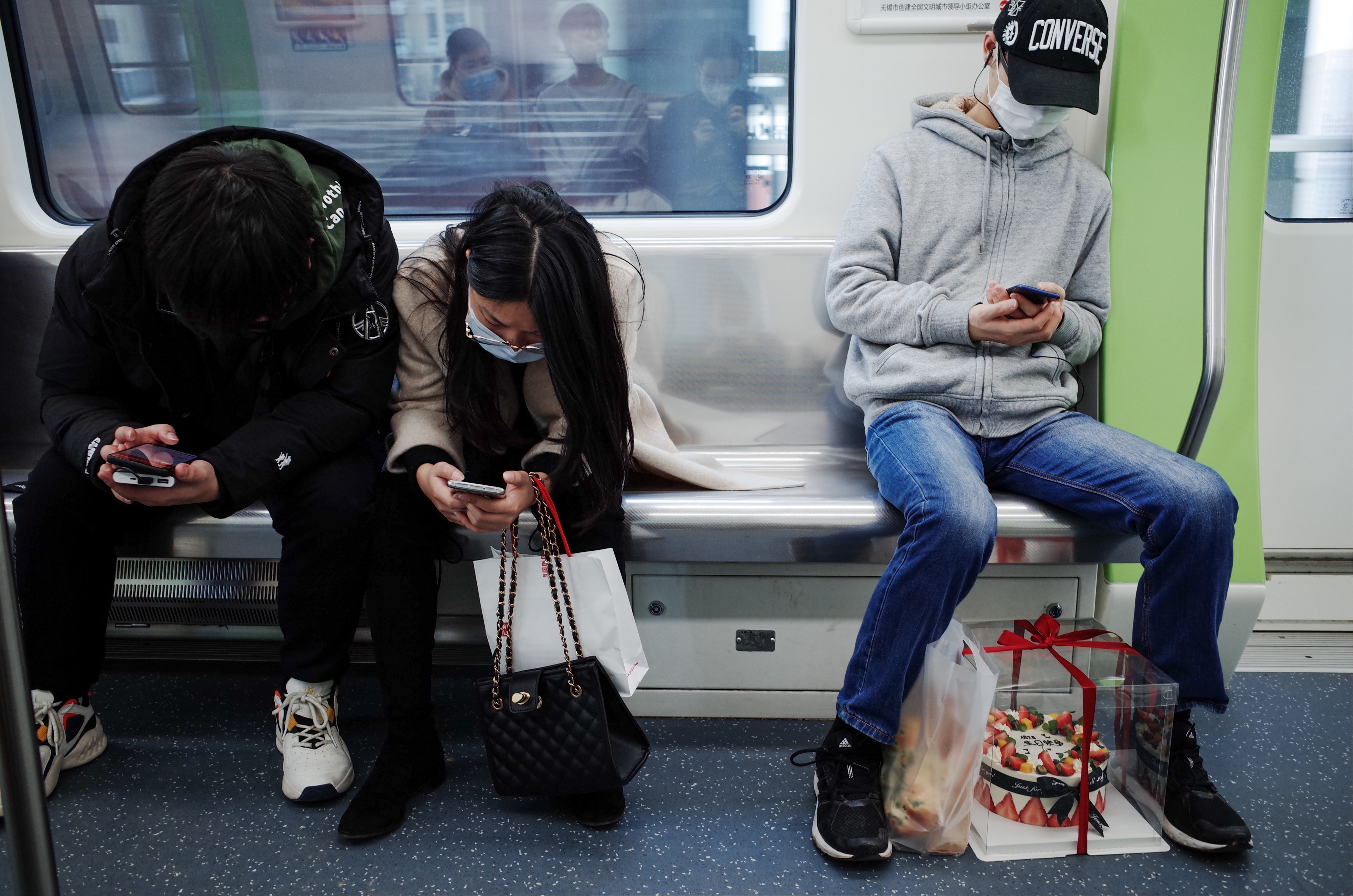 Gente con mascarillas en el metro