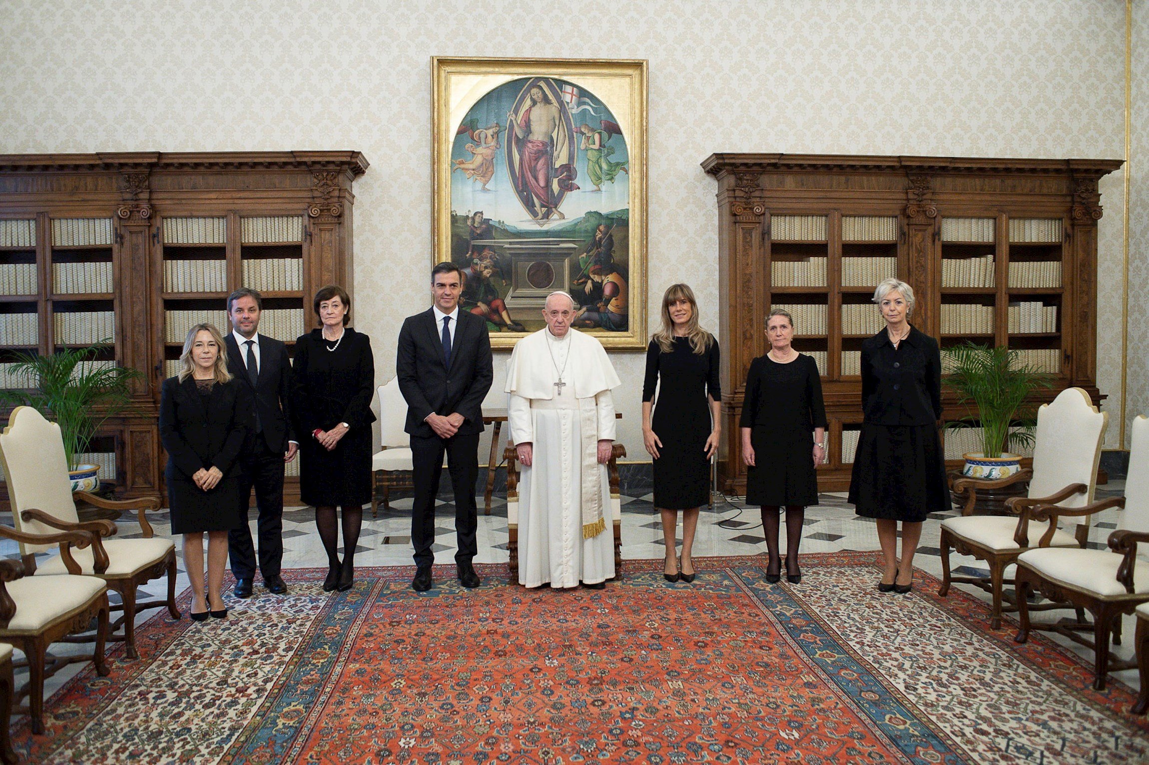 Polémica en la reunión de Sánchez con el Papa: ni mascarilla ni distancia