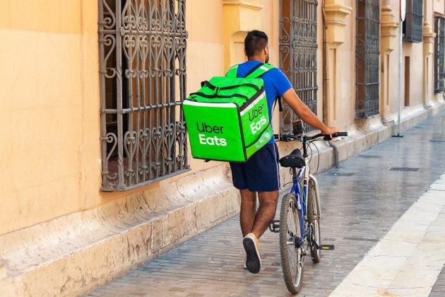 Un repartidor de Uber Eats en medio de un servicio. Foto: Pixabay