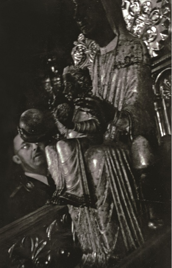 Himmler a Montserrat, en el altar de la Moreneta. Fuente Archivo Fotográfico de Barcelona. Foto Pérez de Rozas