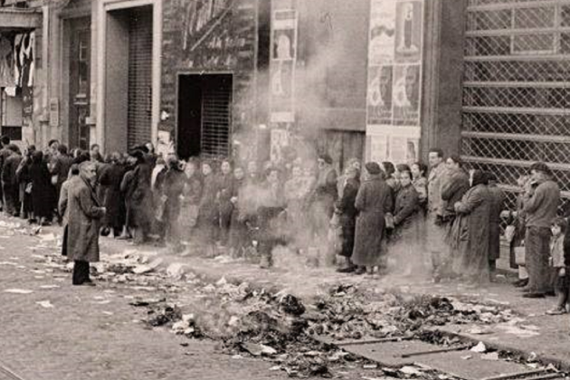 Cues de racionament a Barcelona. Font The Spanish Civil War