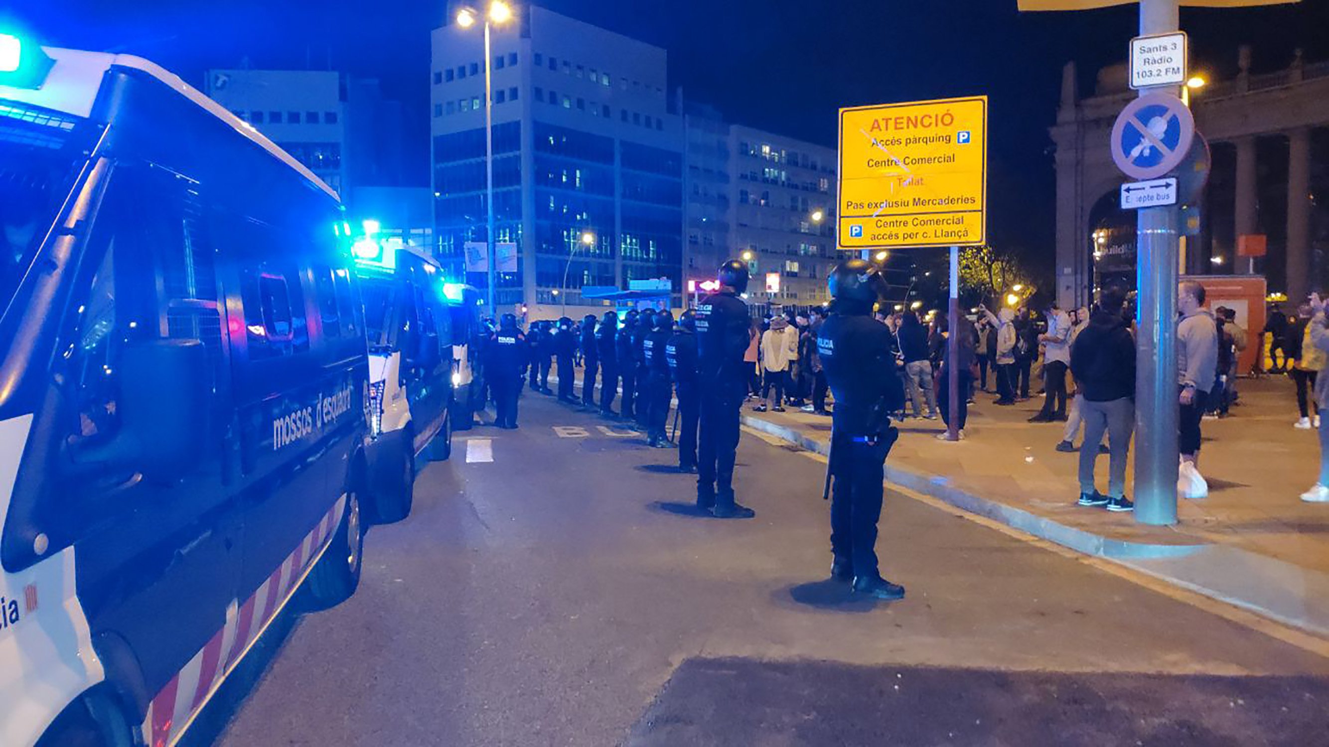 Negacionistas de la Covid-19 cortan plaza España: tensión con los Mossos