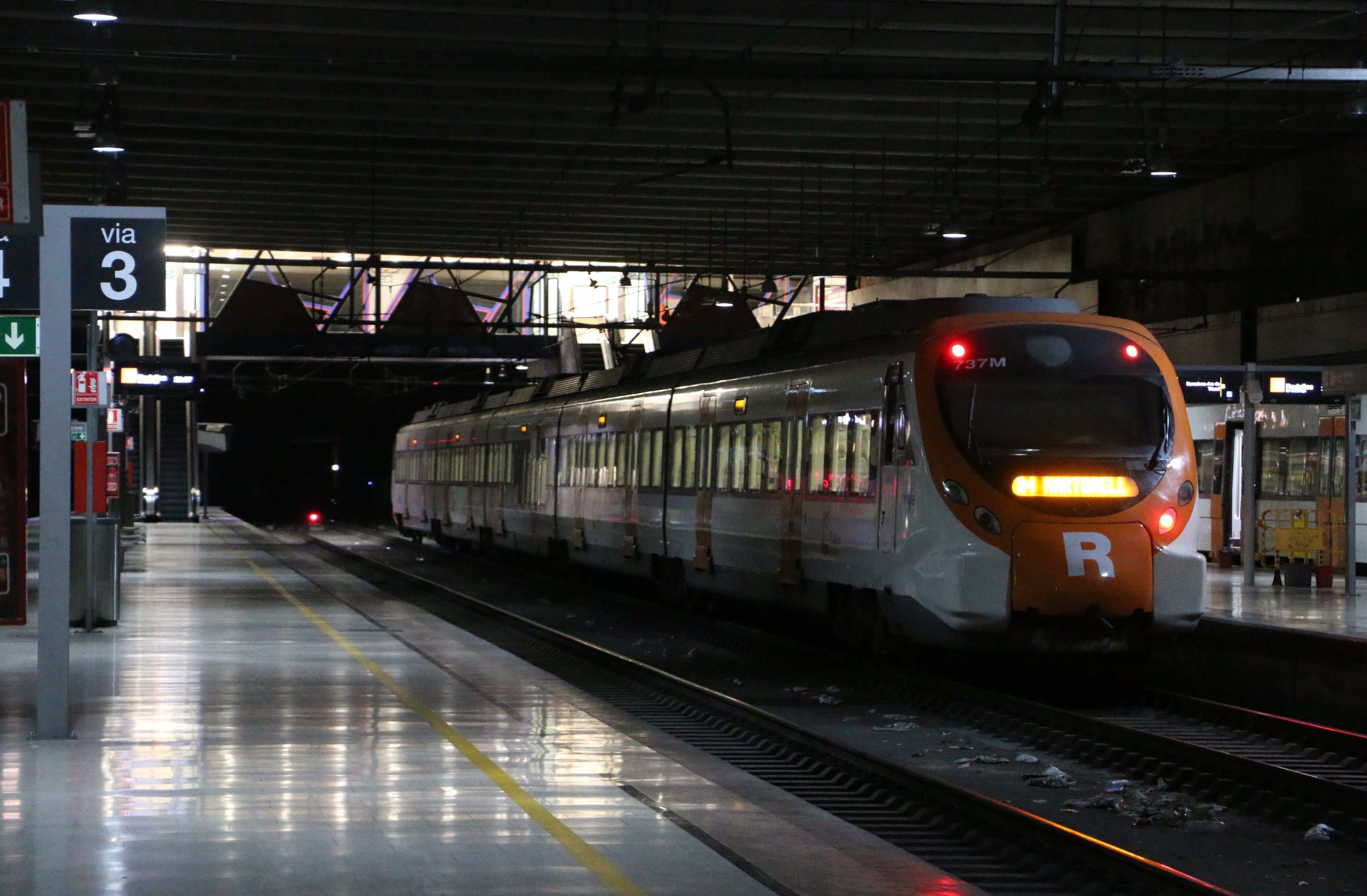 Retrasos y menos trenes de cercanías en el primer día del estado de alarma