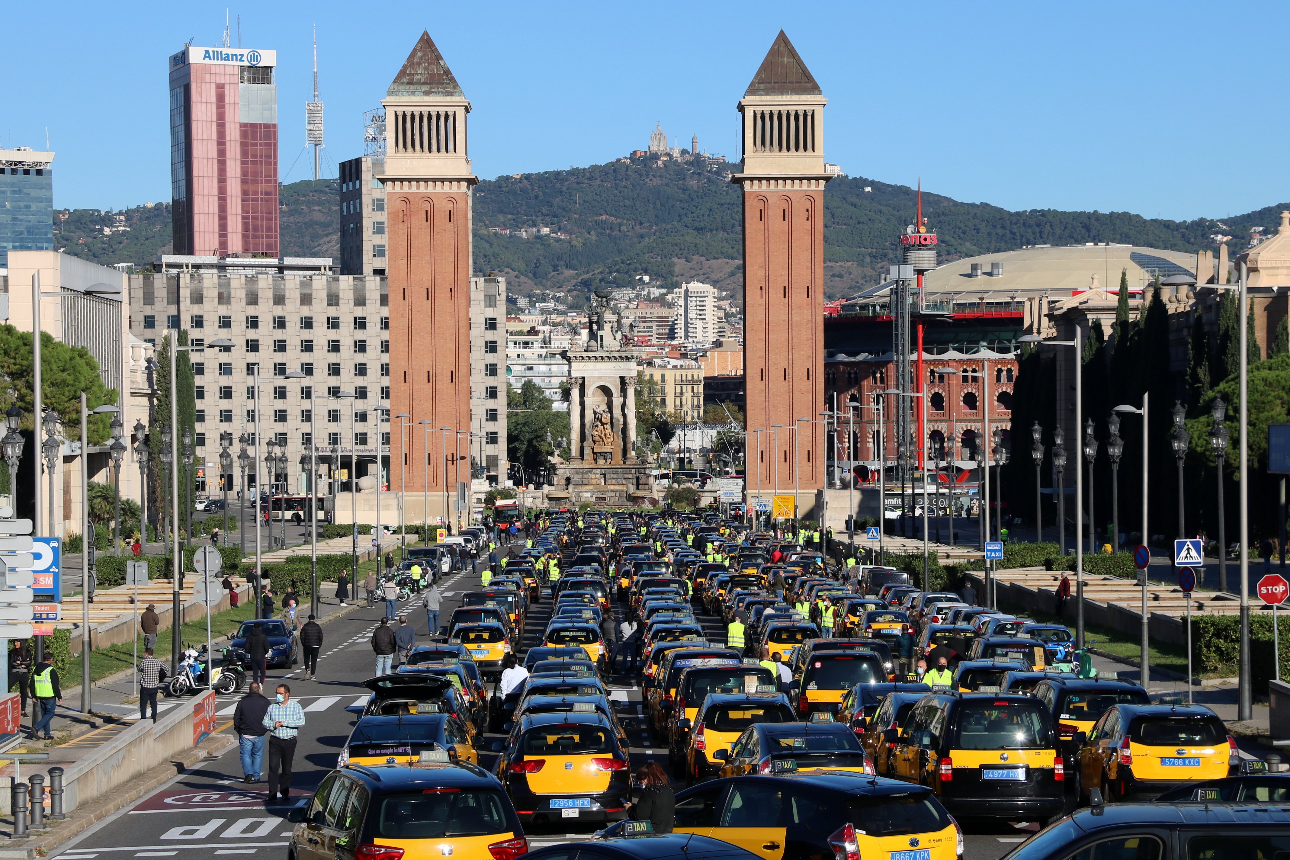 Marcha lenta de taxis para reclamar ayudas a causa de la caída de ingresos
