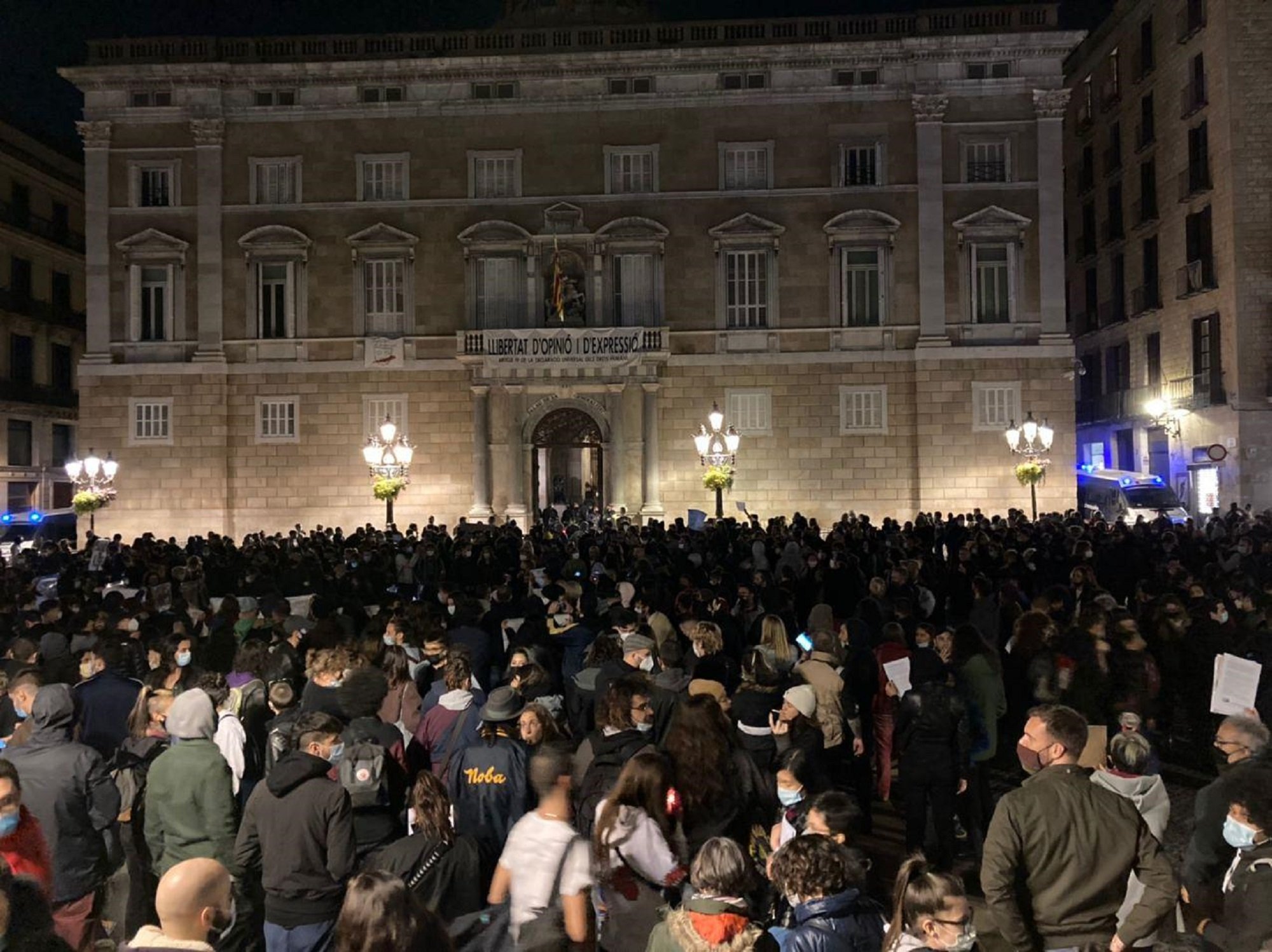 Unas 200 personas se manifiestan en Barcelona contra el toque de queda