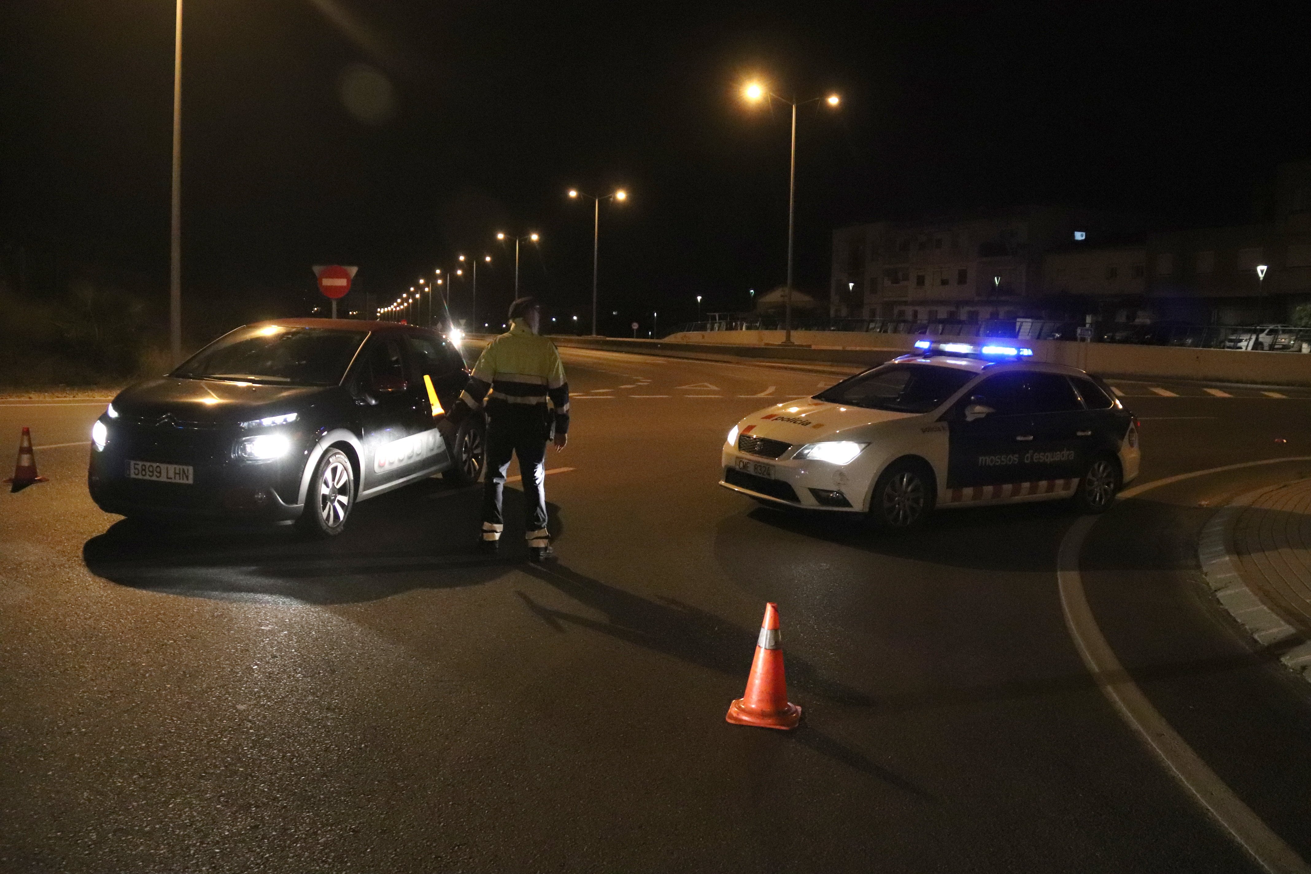 Los dispositivos policiales se preparan para la primera noche de toque de queda con sanciones