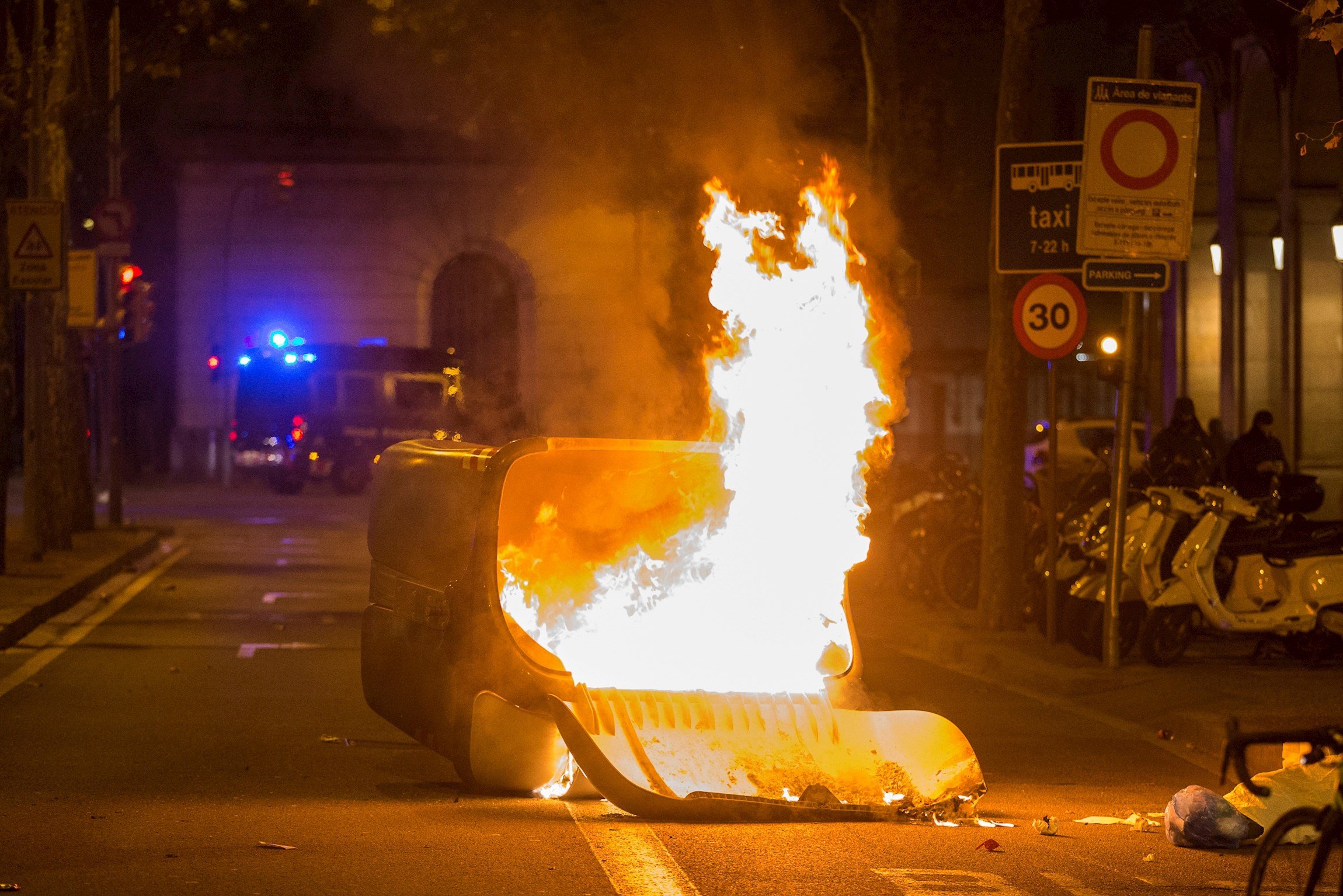 Aldarulls en una protesta contra el toc de queda a Barcelona
