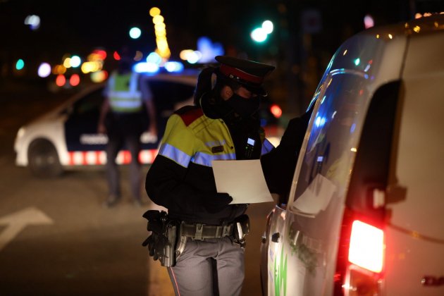 Toc de queda coronavirus carrers buits nit policia mossos - Sergi Alcàzar