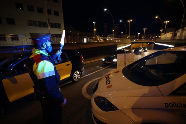 Control Mossos toque de queda coronavirus - Sergi Alcàzar