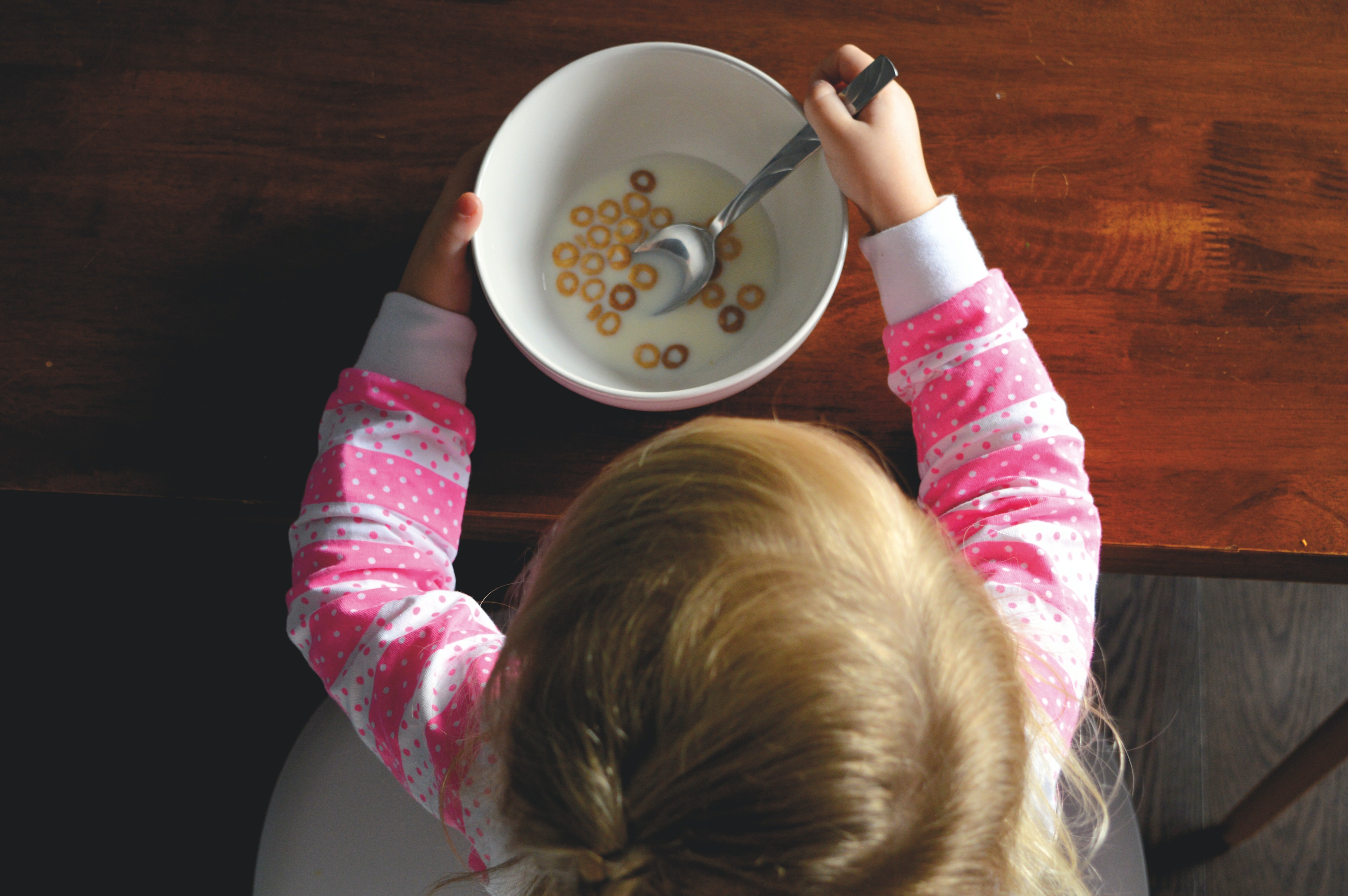 Niña cereales