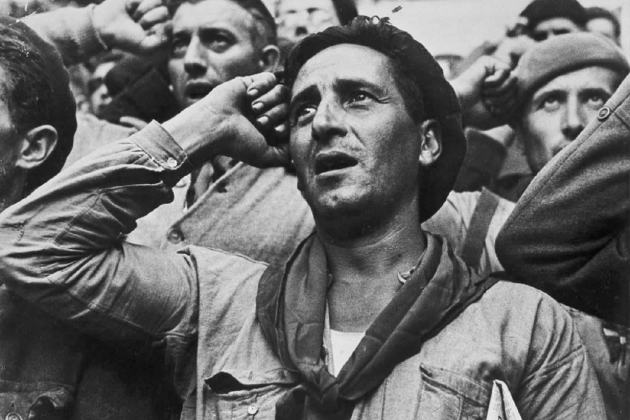 Les Brigades Internacionals s'acomiaden del poble català. Comiat dels brigadistes. Font Museu Reina Sofia. Foto Robert Capa Les Brigades Internacionals s'acomiaden del poble català. Comiat dels brigadistes. Font Museu Reina Sofia. Foto Robert Capa