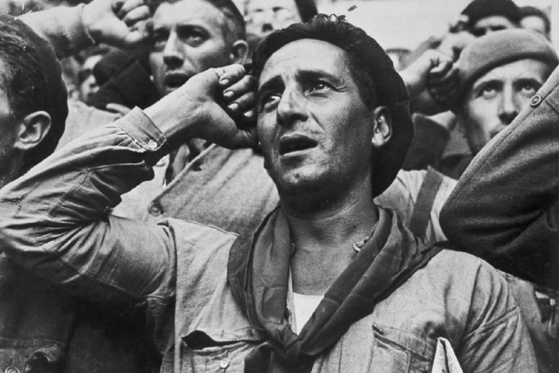 Les Brigades Internacionals s'acomiaden del poble català.  Comiat dels brigadistes. Font Museu Reina Sofia. Foto Robert Capa