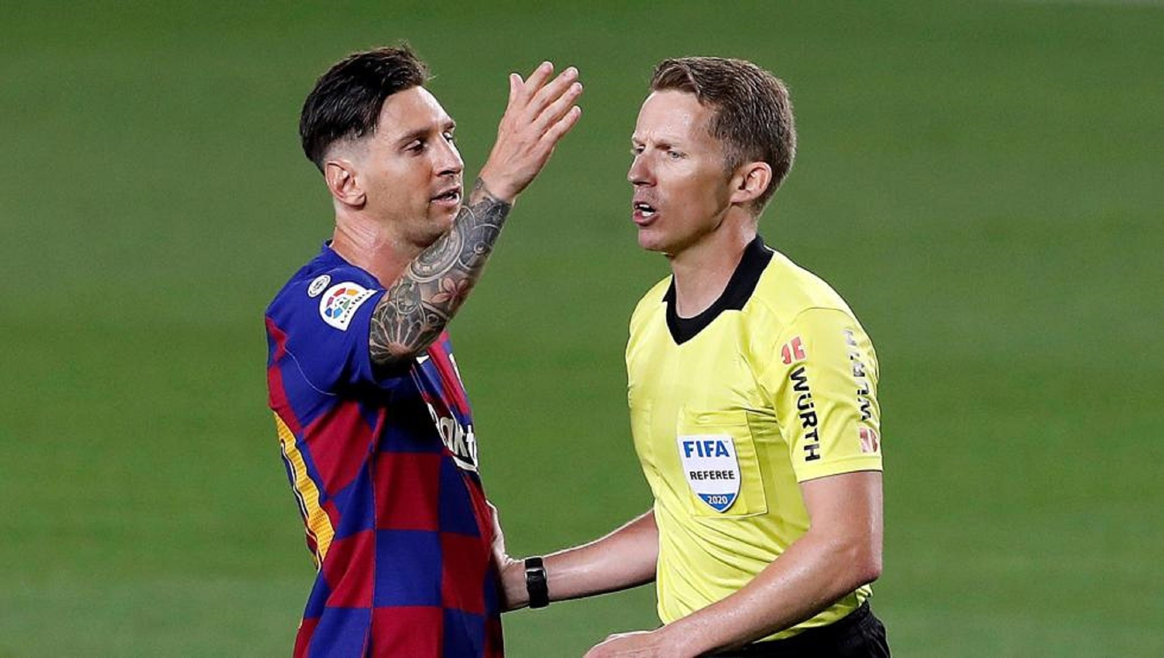 El polèmic àrbitre Hernández Hernández es creua un altre cop amb el Barça