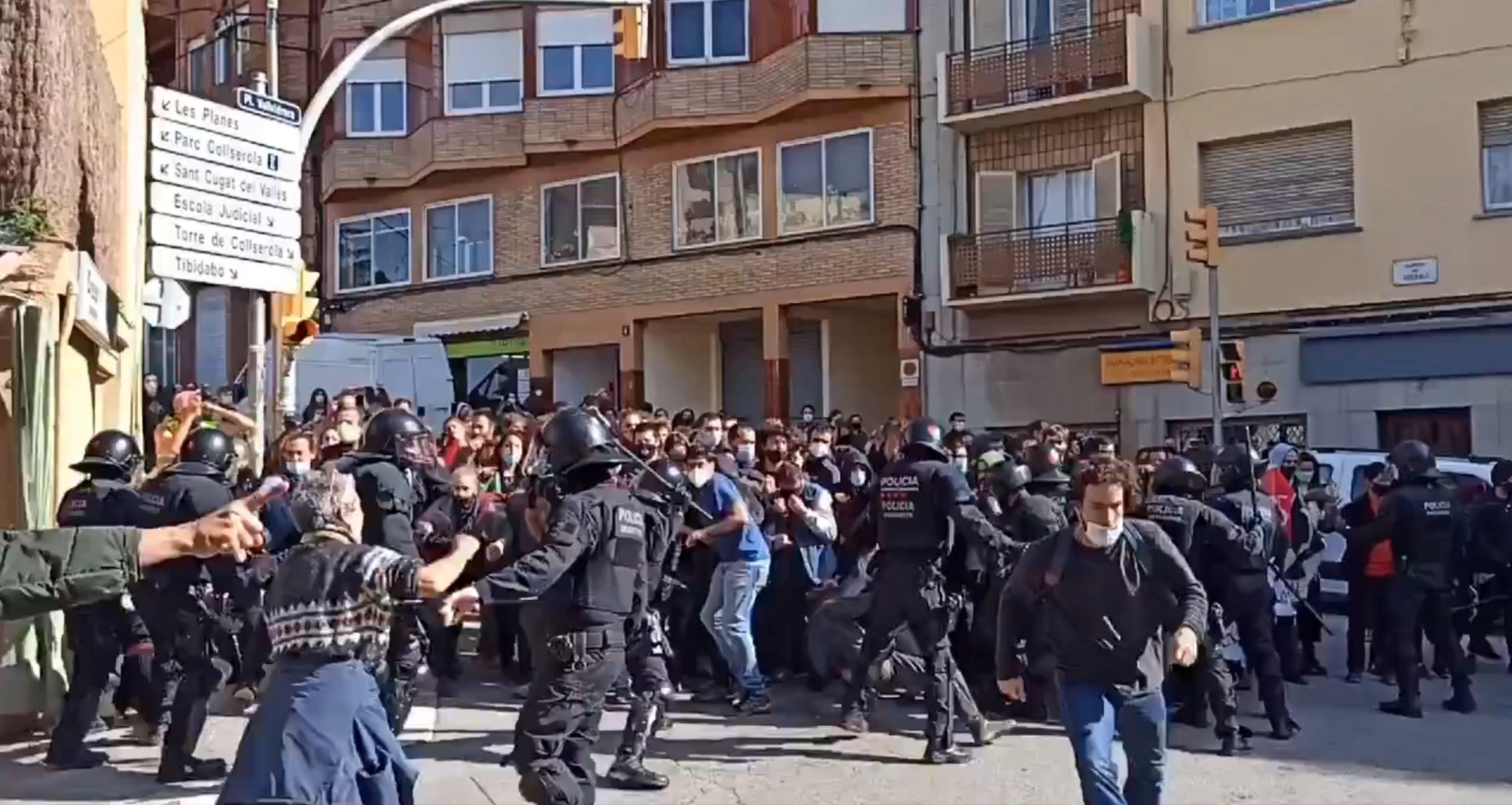 Los Mossos desalojan con cargas la Casa Buenos Aires de Vallvidrera