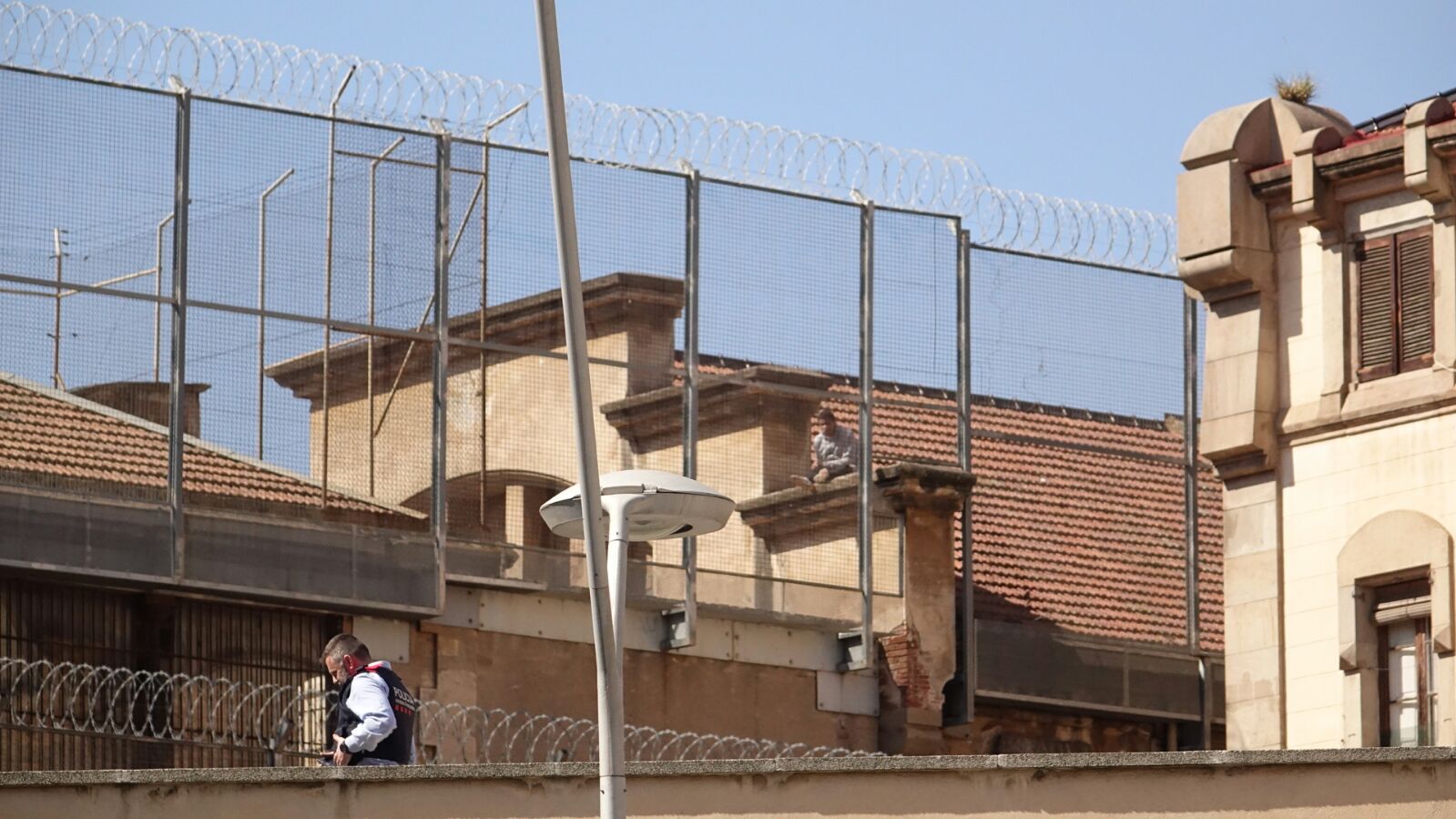 Un pres s'enfila a la teulada de la Model per provar d'escapar-se