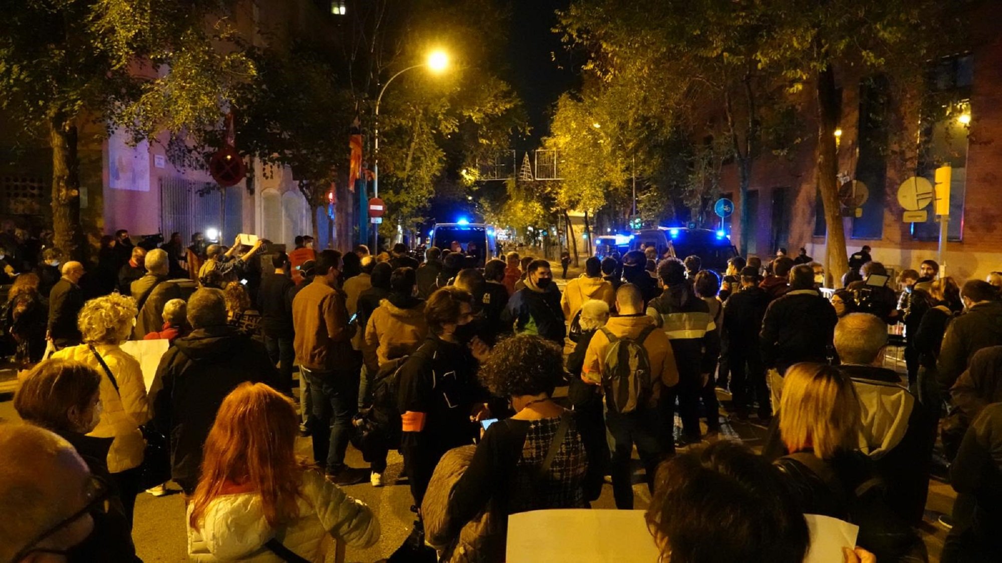 Los CDR lanzan huevos contra el cuartel de la Guardia Civil en Barcelona