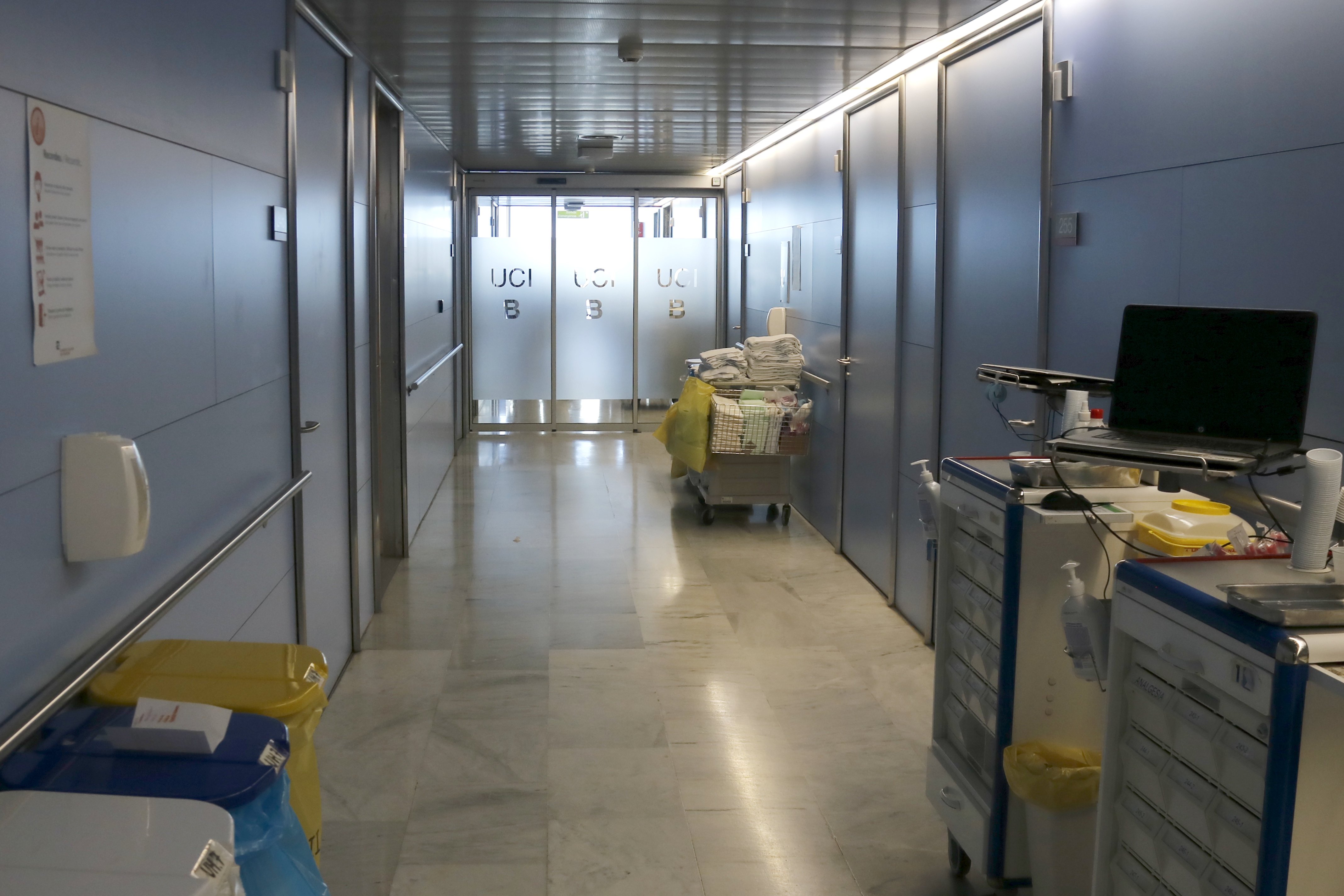 Dieciocho positivos en un brote entre personal sanitario del Hospital de Mataró