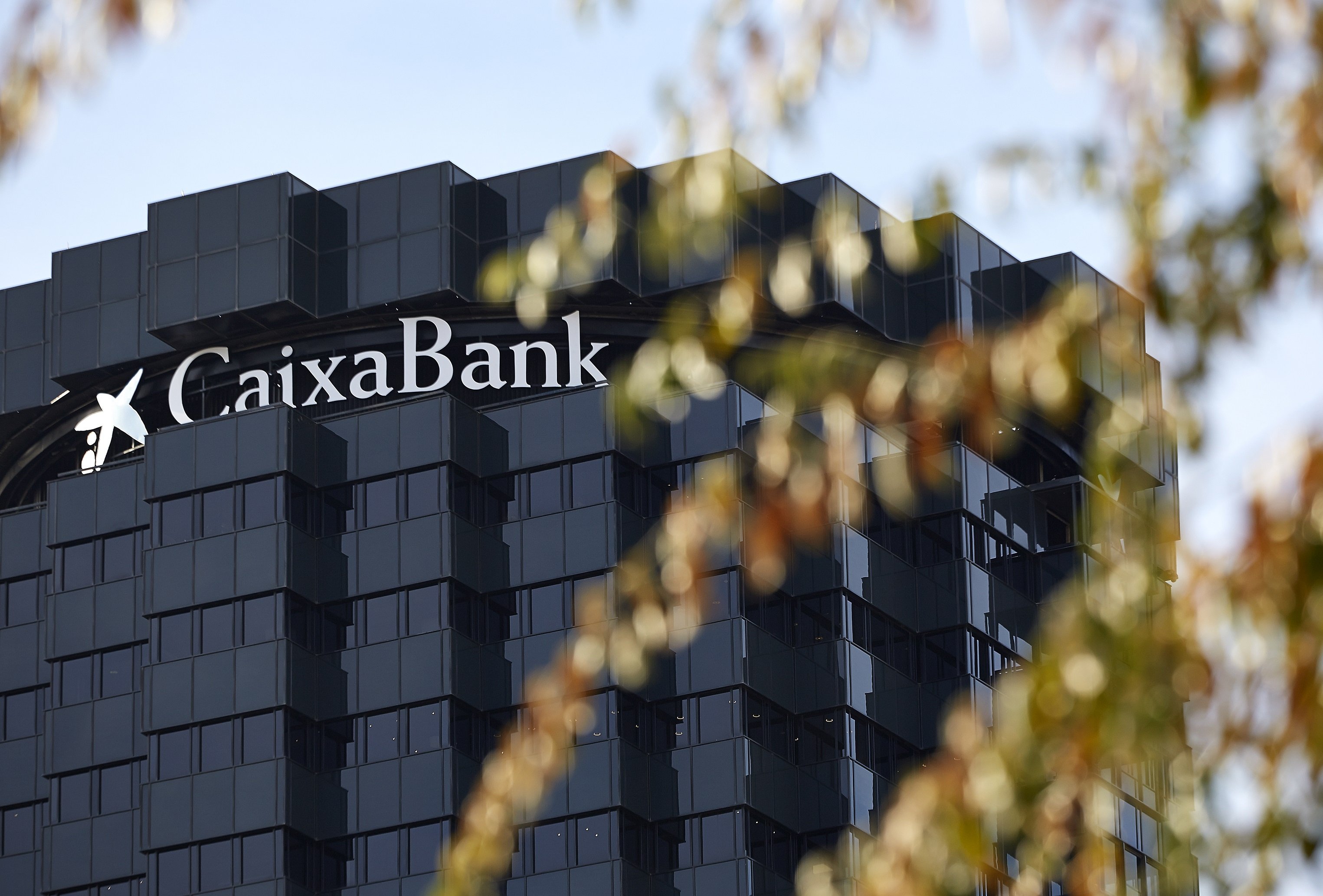 CaixaBank guanya 726 milions, un 42 % menys, per les provisions per la Covid