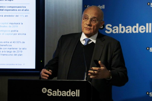 el presidente del Banco Sabadell, Josep Oliu, en rueda de prensa - acn