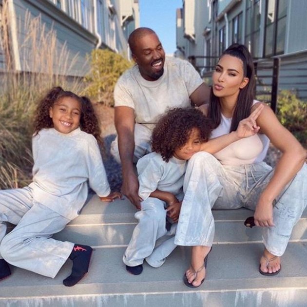 Kim Kardashian con Kanye West y familia @kimkardashian