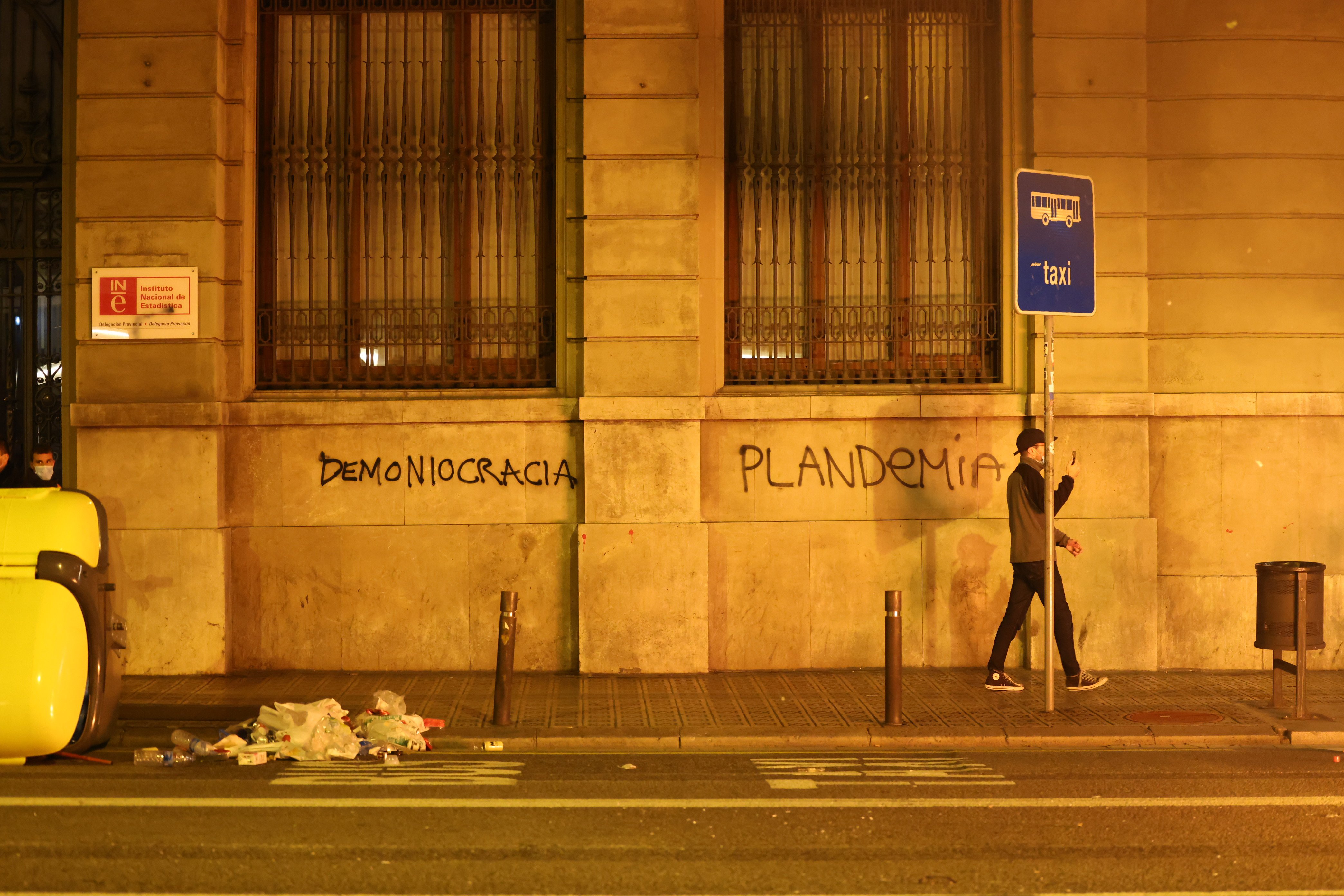 Los contrarios a las medidas anti-Covid incendian varios puntos de Barcelona