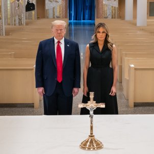 Donald Trump i Melania Trump al Saint John Paul II National Shrine, Washington, D.C. el 20200602 (Andrea Hanks, The White House) Donald Trump i Melania Trump al Saint John Paul II National Shrine, Washington, D.C. el 20200602 (Andrea Hanks, The White House)