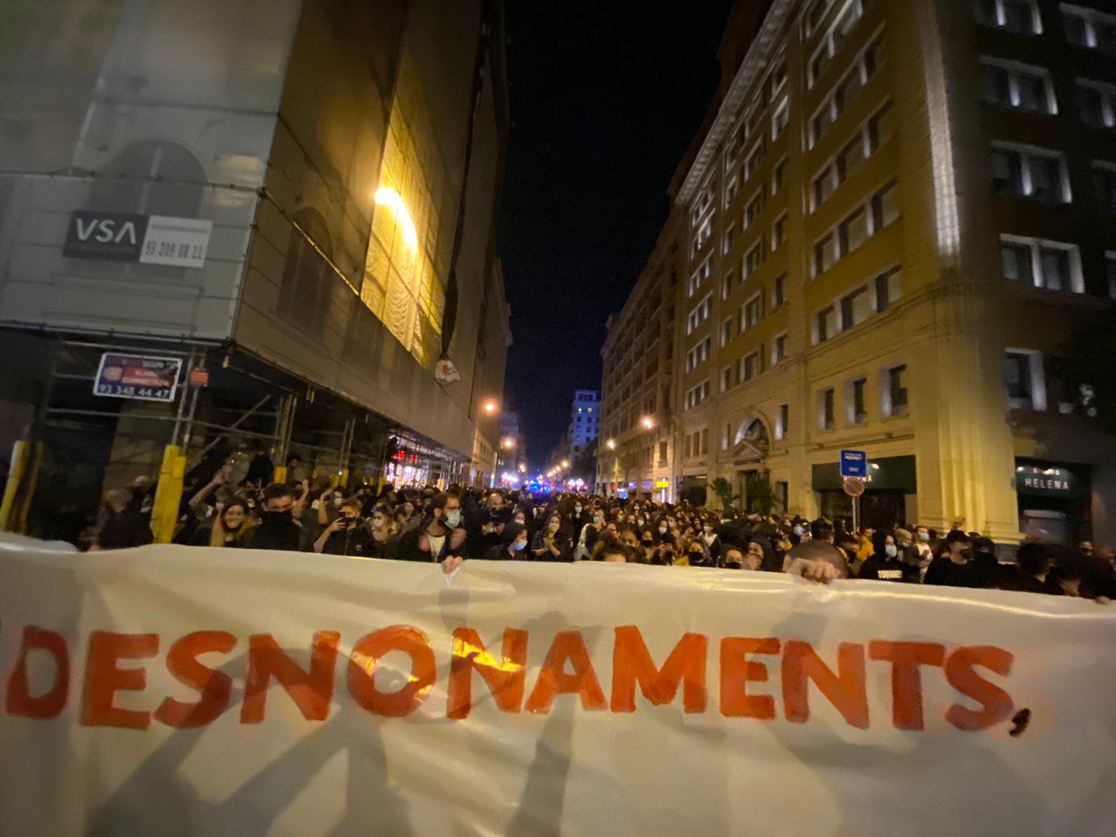 Un millar de personas protestan contra los desahucios en Barcelona