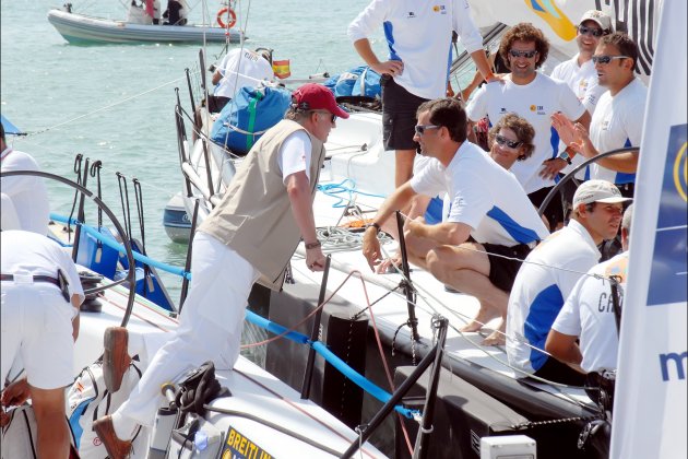 Juan Carlos charla con Felipe en una regata 2007 GTRES 