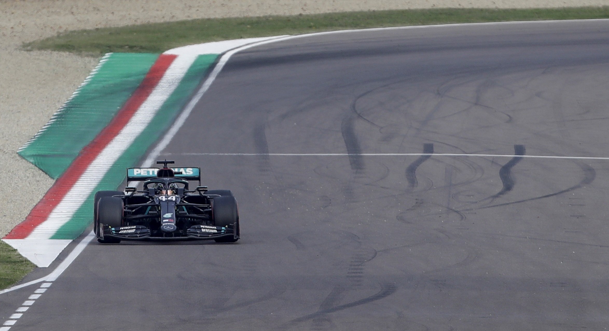 Hamilton gana en Imola y Mercedes gana el título de constructores de Fórmula 1