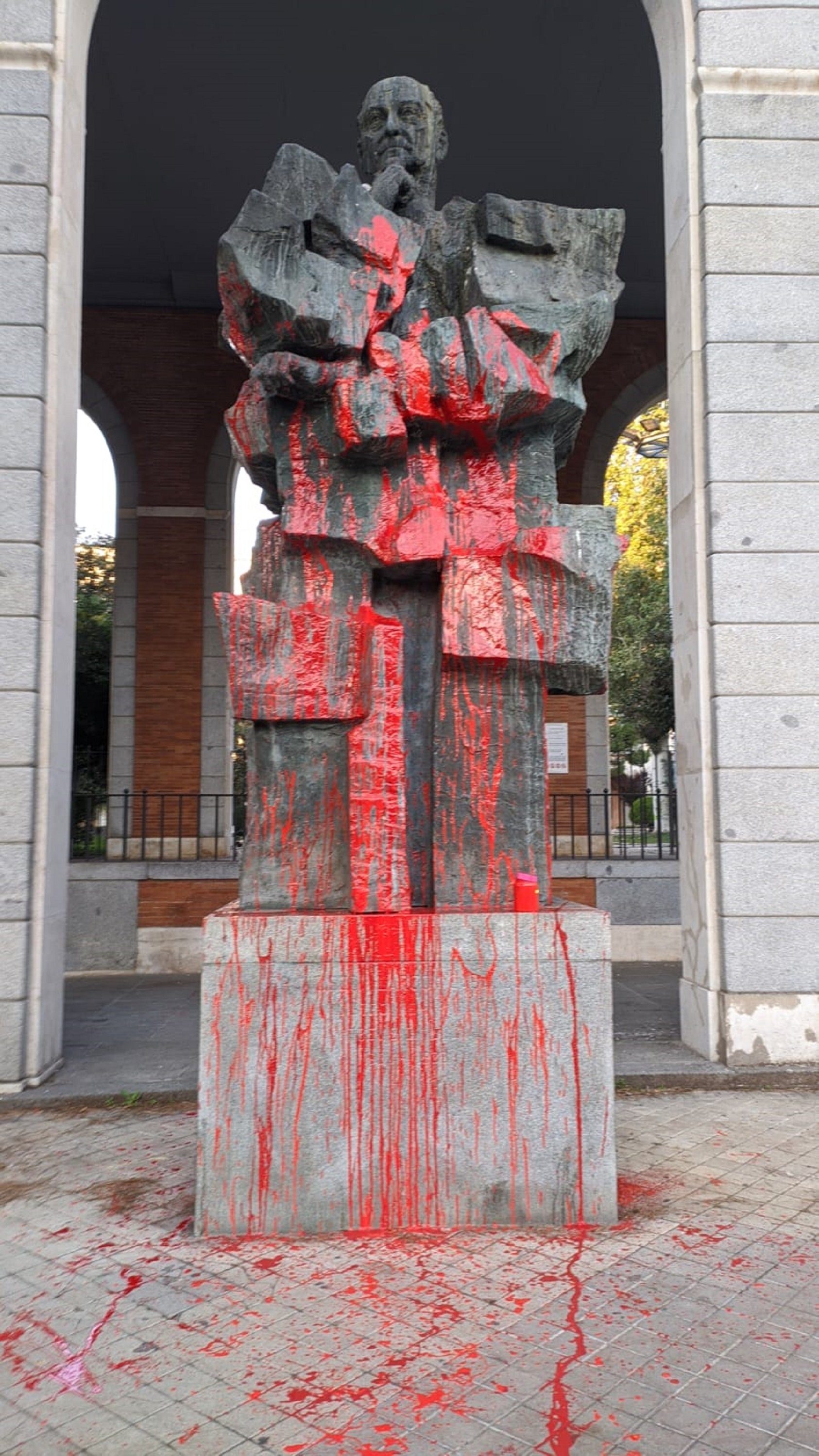Noves pintades a les estàtues de Prieto i Largo Caballero a Madrid