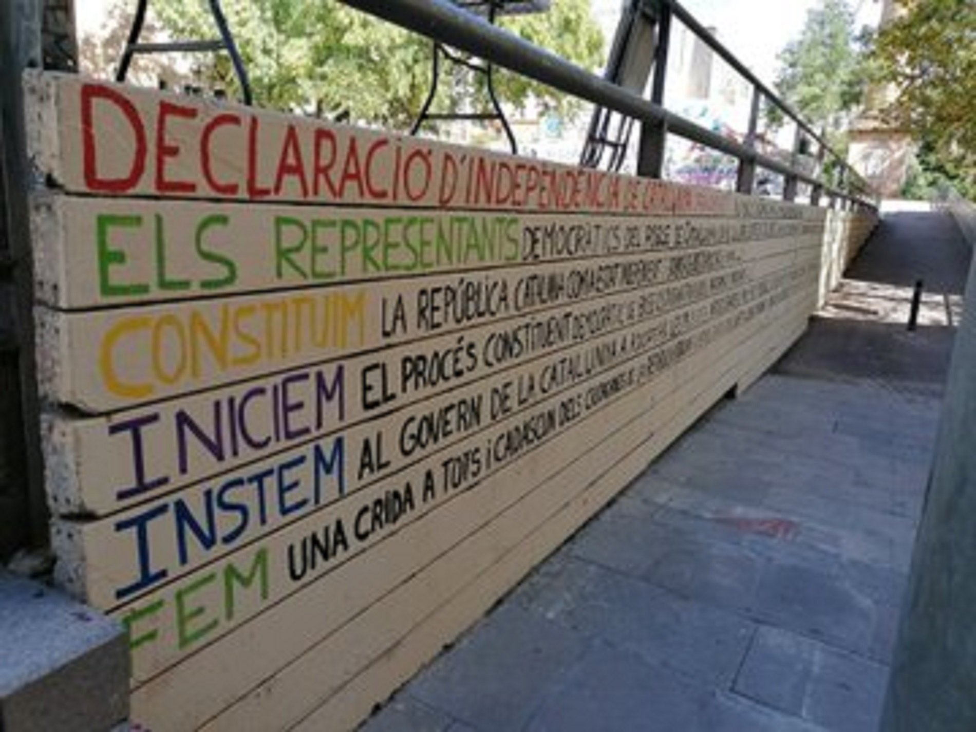 Multa de 2.100 euros por escribir la declaración de independencia en una plaza