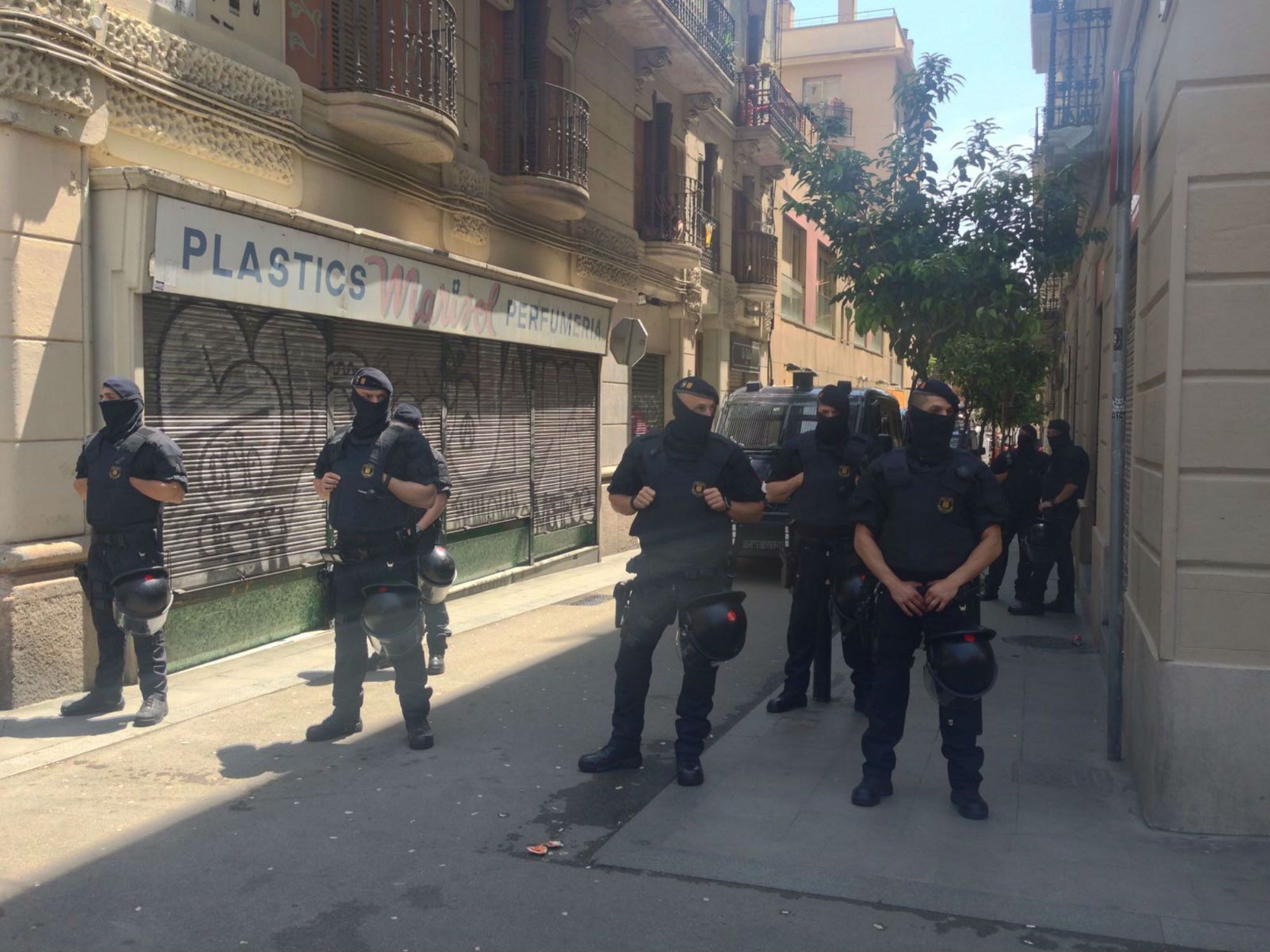 Acaba sense detinguts el desallotjament del Banc Expropiat a Gràcia
