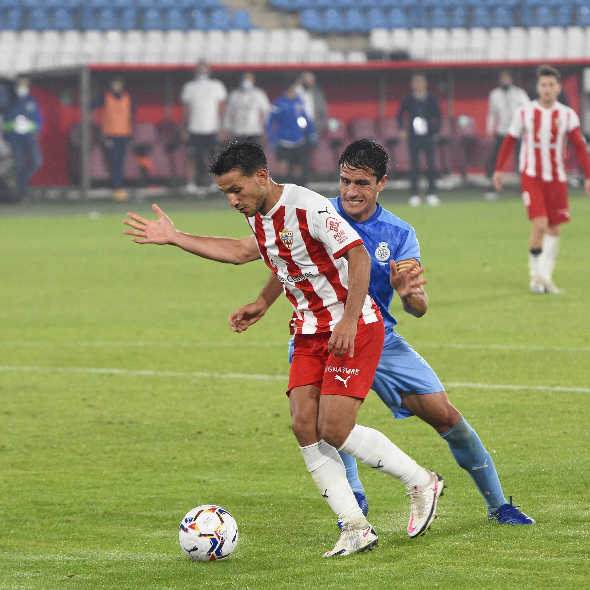 El Girona sobreviu amb 8 jugadors i el Sabadell il·lusiona